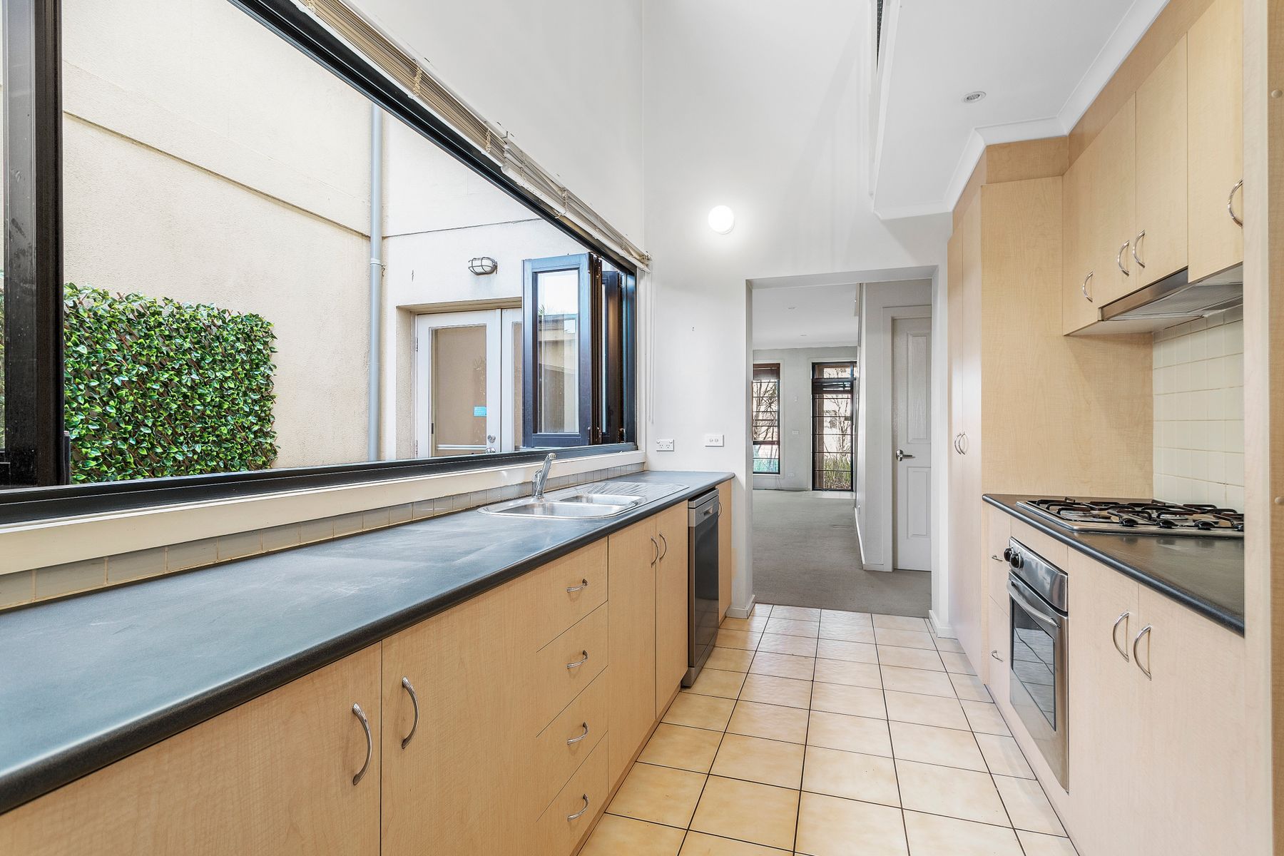 35 Goldsbrough Walk, Kensington - Thumbnail 3