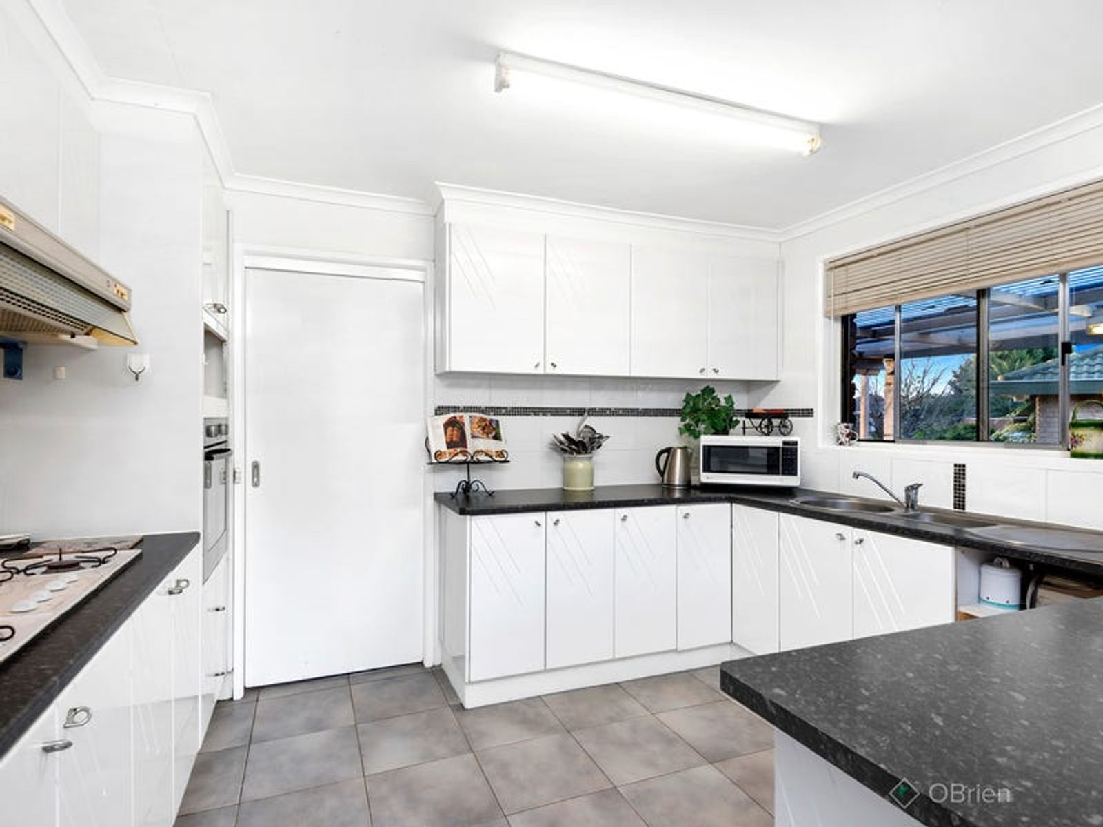 2 Melliodora Court, Endeavour Hills, VIC 3802, Endeavour Hills - Thumbnail 3