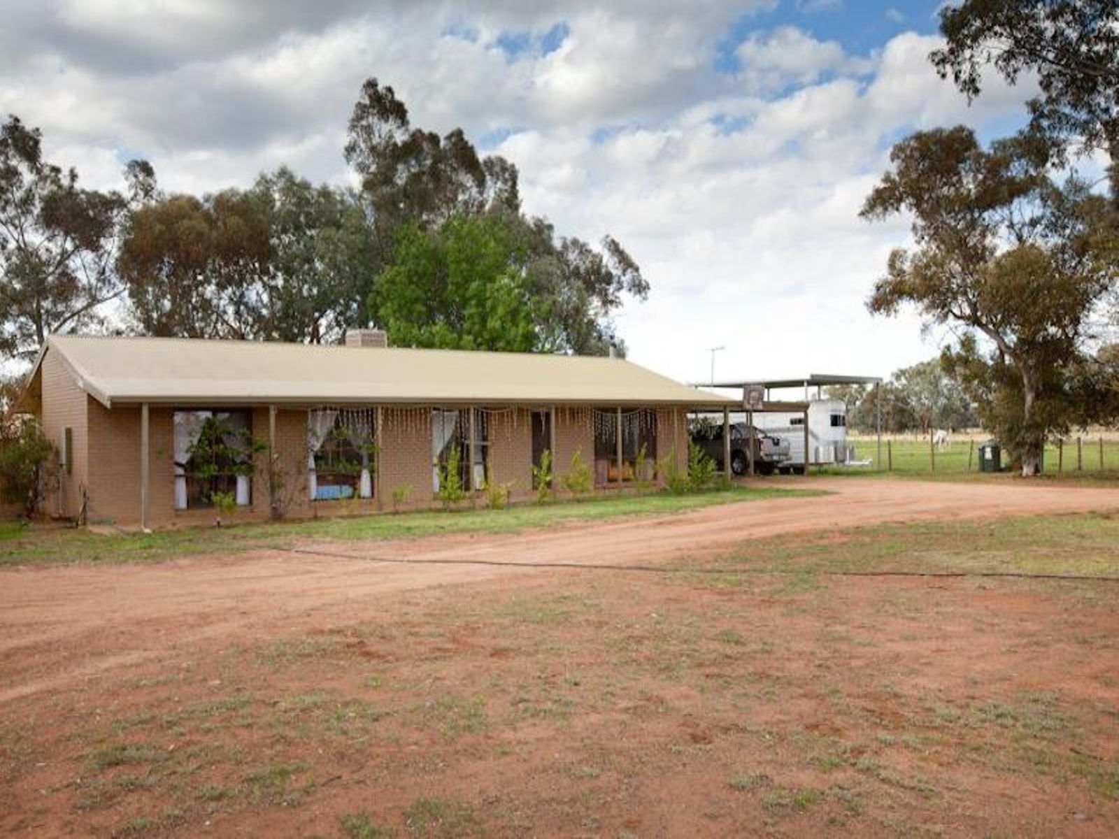555 Cureton Avenue, Nichols Point - Thumbnail 2