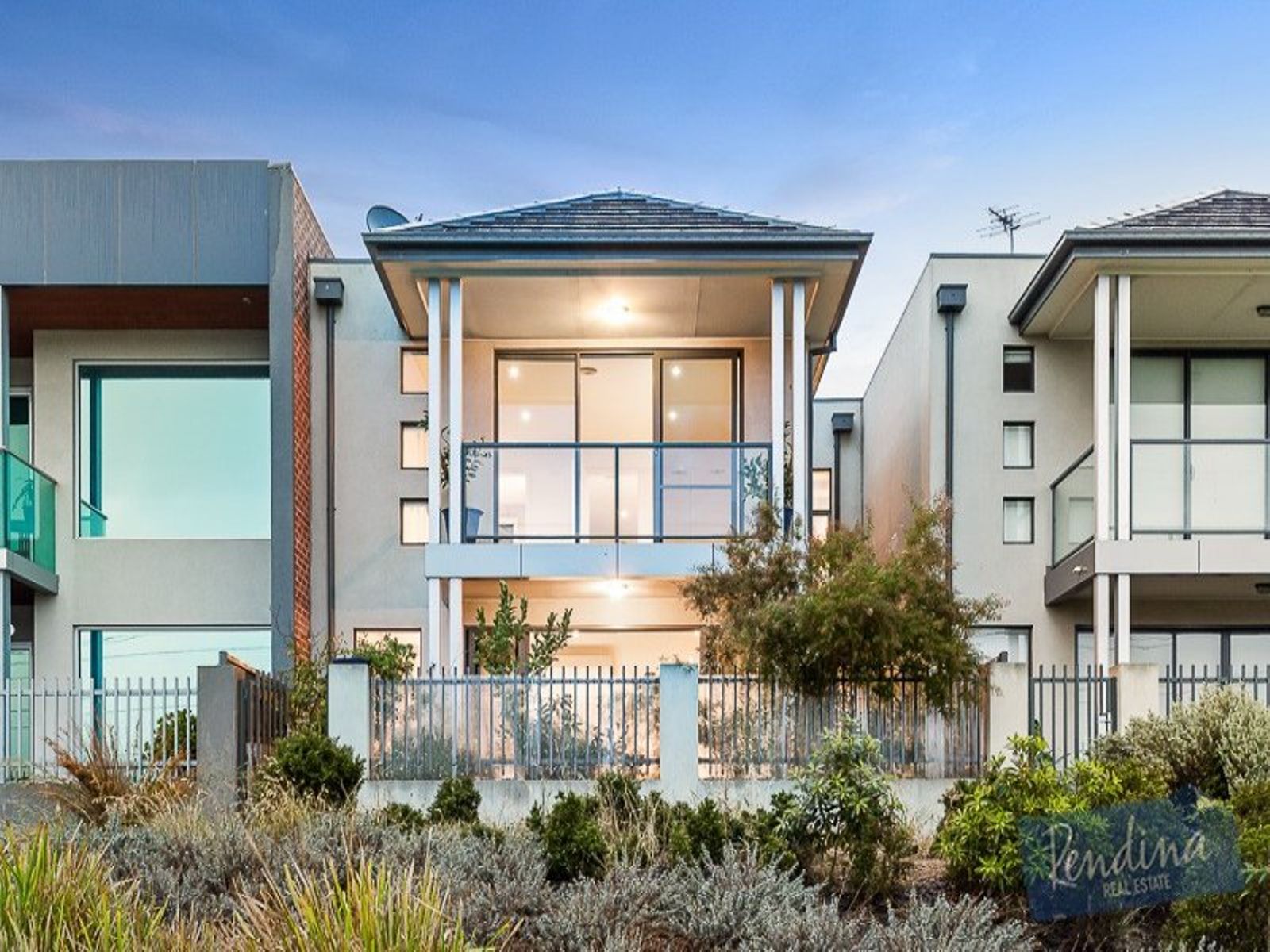 10 Lakeside Crescent, Maribyrnong - Thumbnail 2