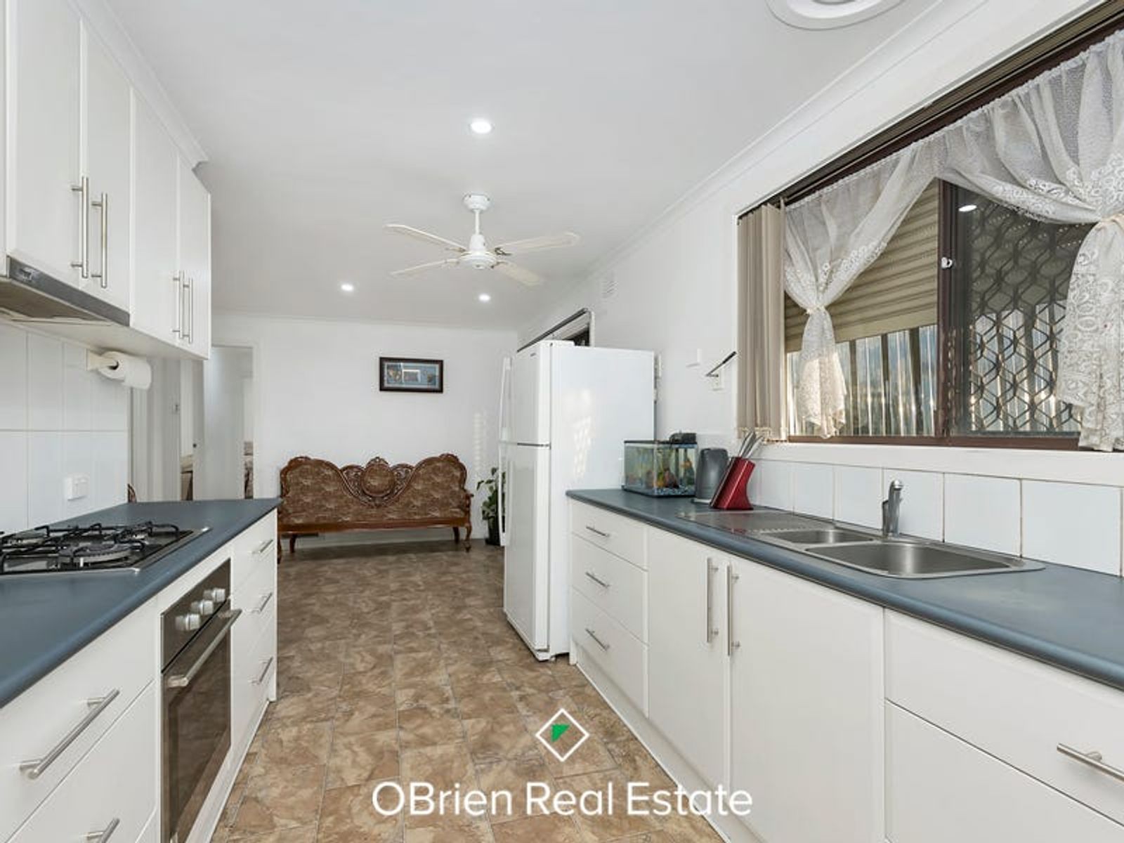 14 Sydney Parkinson Avenue, Endeavour Hills, VIC 3802, Endeavour Hills - Thumbnail 3