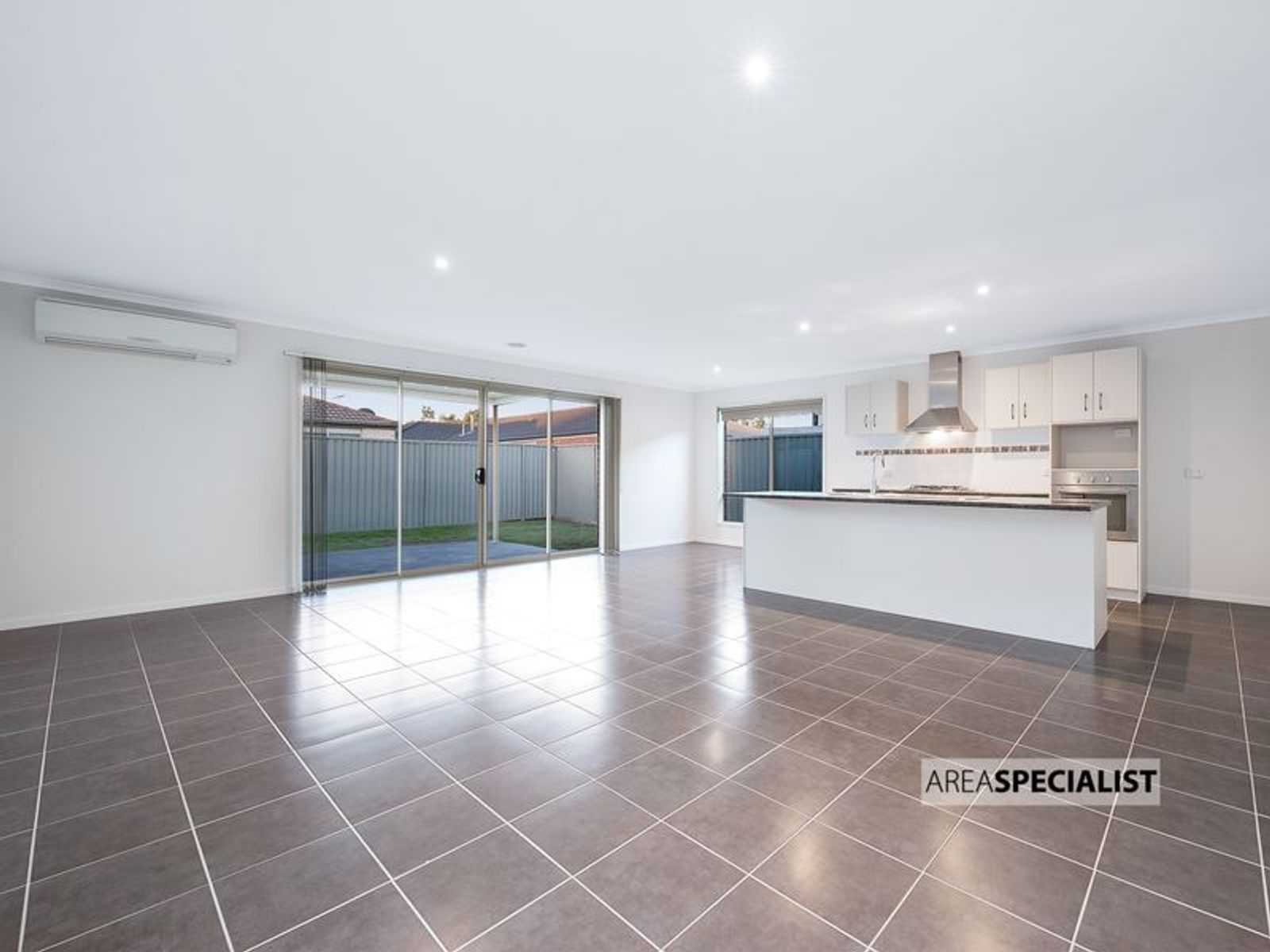 10 Mossman Drive, Cranbourne East, VIC 3977, Cranbourne East - Thumbnail 2