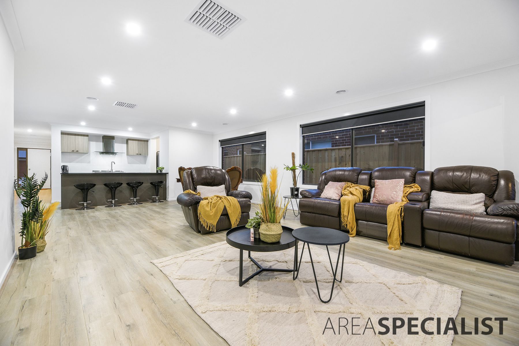 10 Liwen Street, Clyde North, VIC 3978, Clyde North - Thumbnail 2