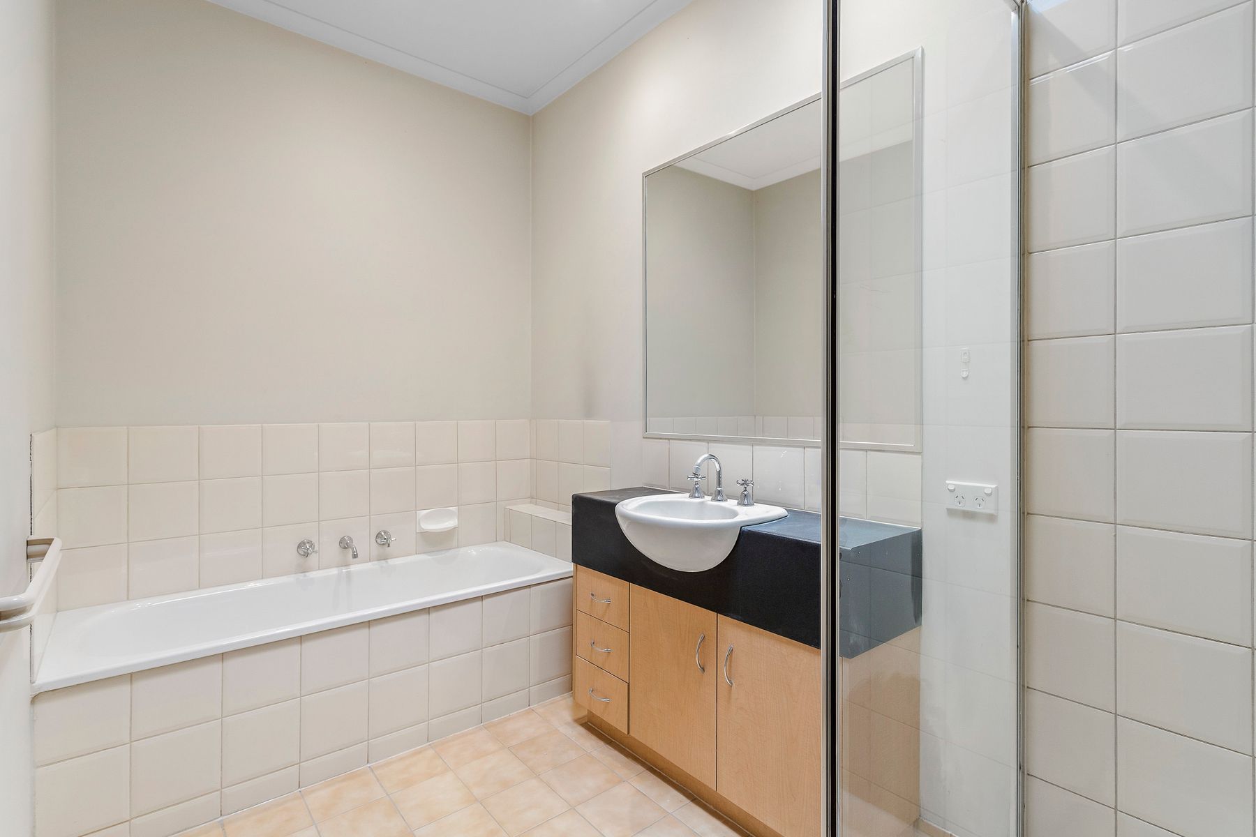 35 Goldsbrough Walk, Kensington - Thumbnail 6