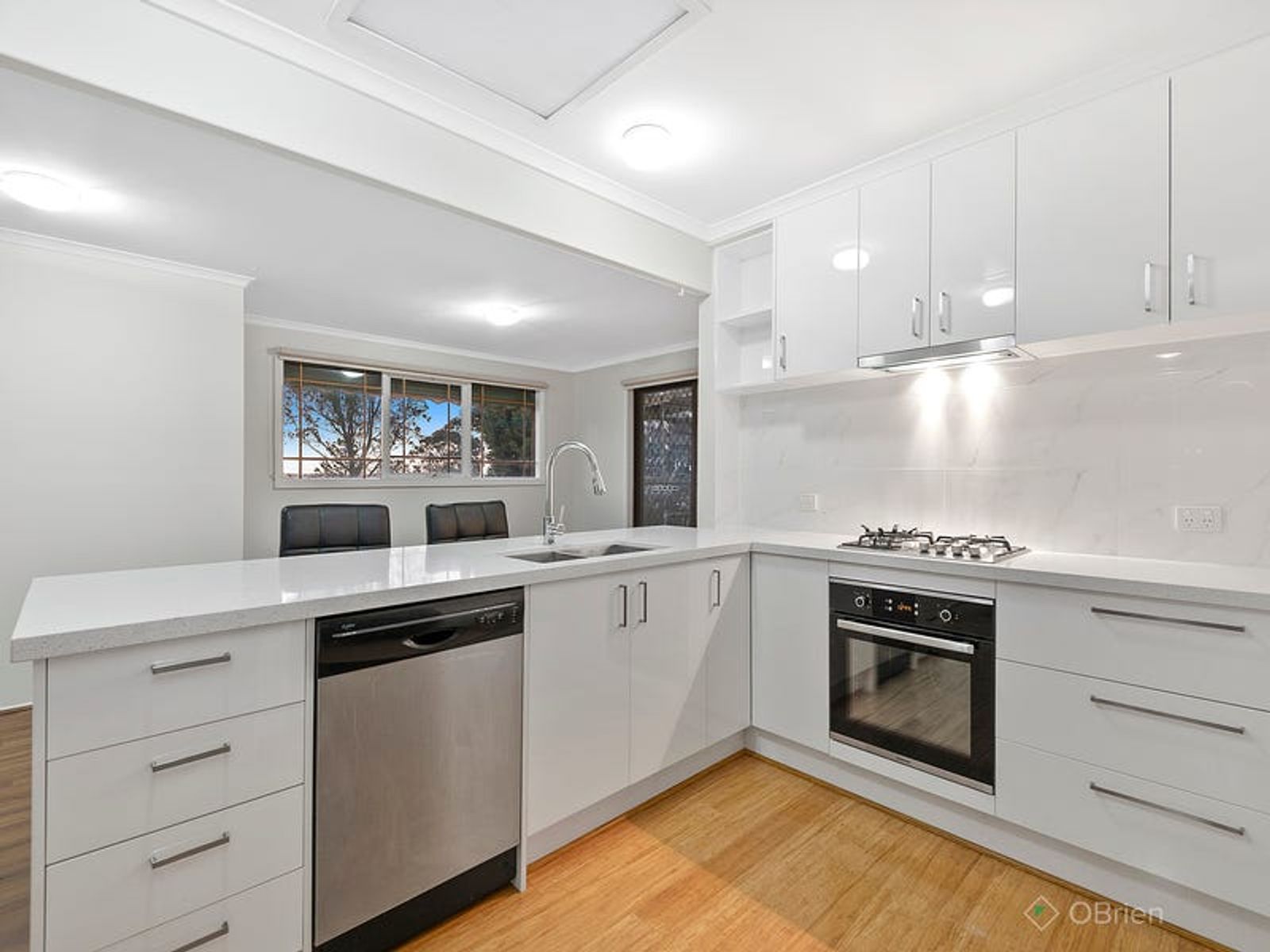 5 Portland Place, Endeavour Hills, VIC 3802, Endeavour Hills - Thumbnail 2