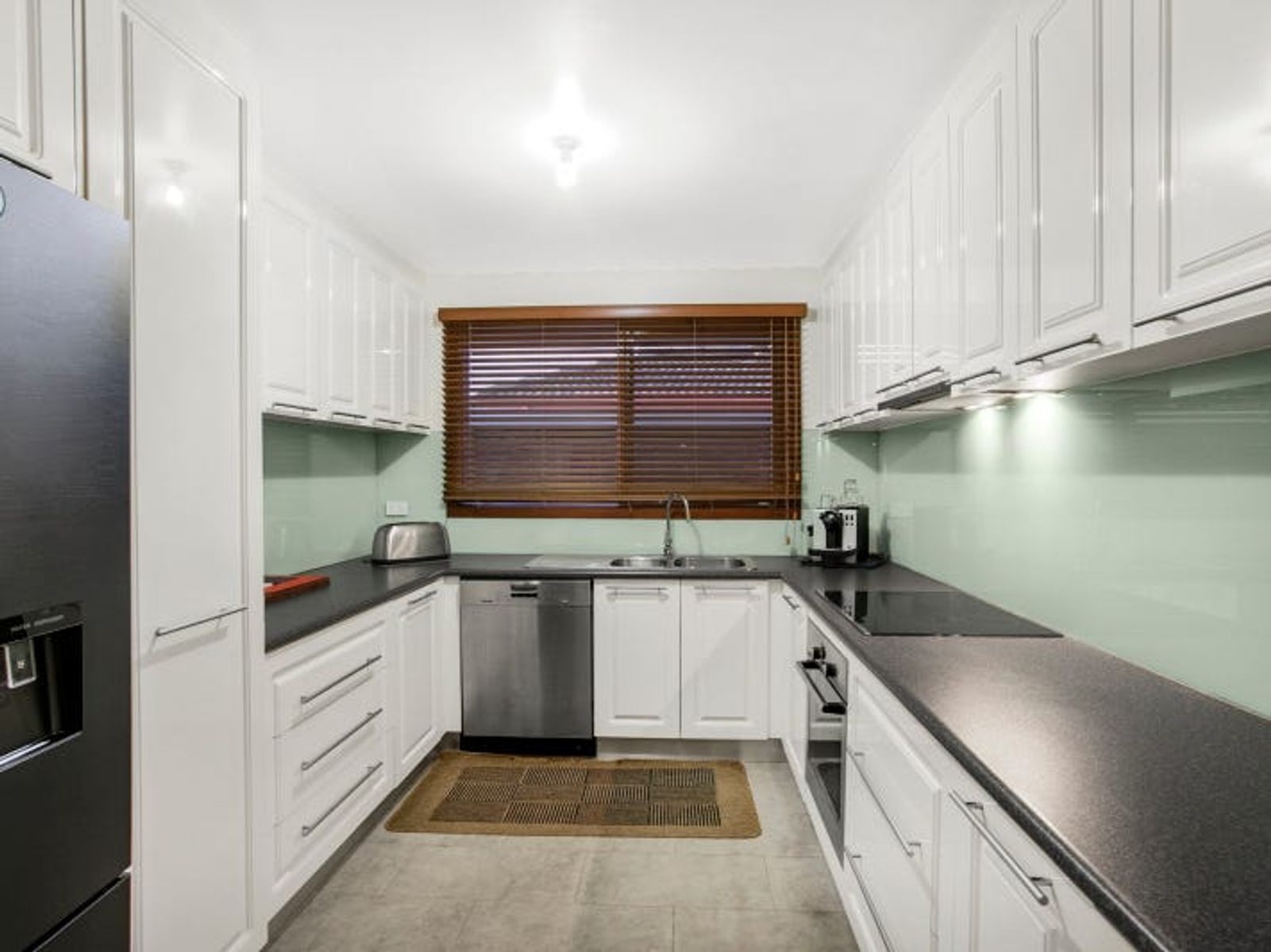 28 Lauriston Drive, Endeavour Hills, VIC 3802, Endeavour Hills - Thumbnail 2