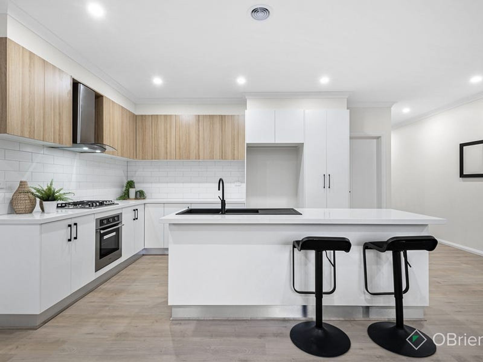15 Girvan Circuit, Endeavour Hills, VIC 3802, Endeavour Hills - Thumbnail 2