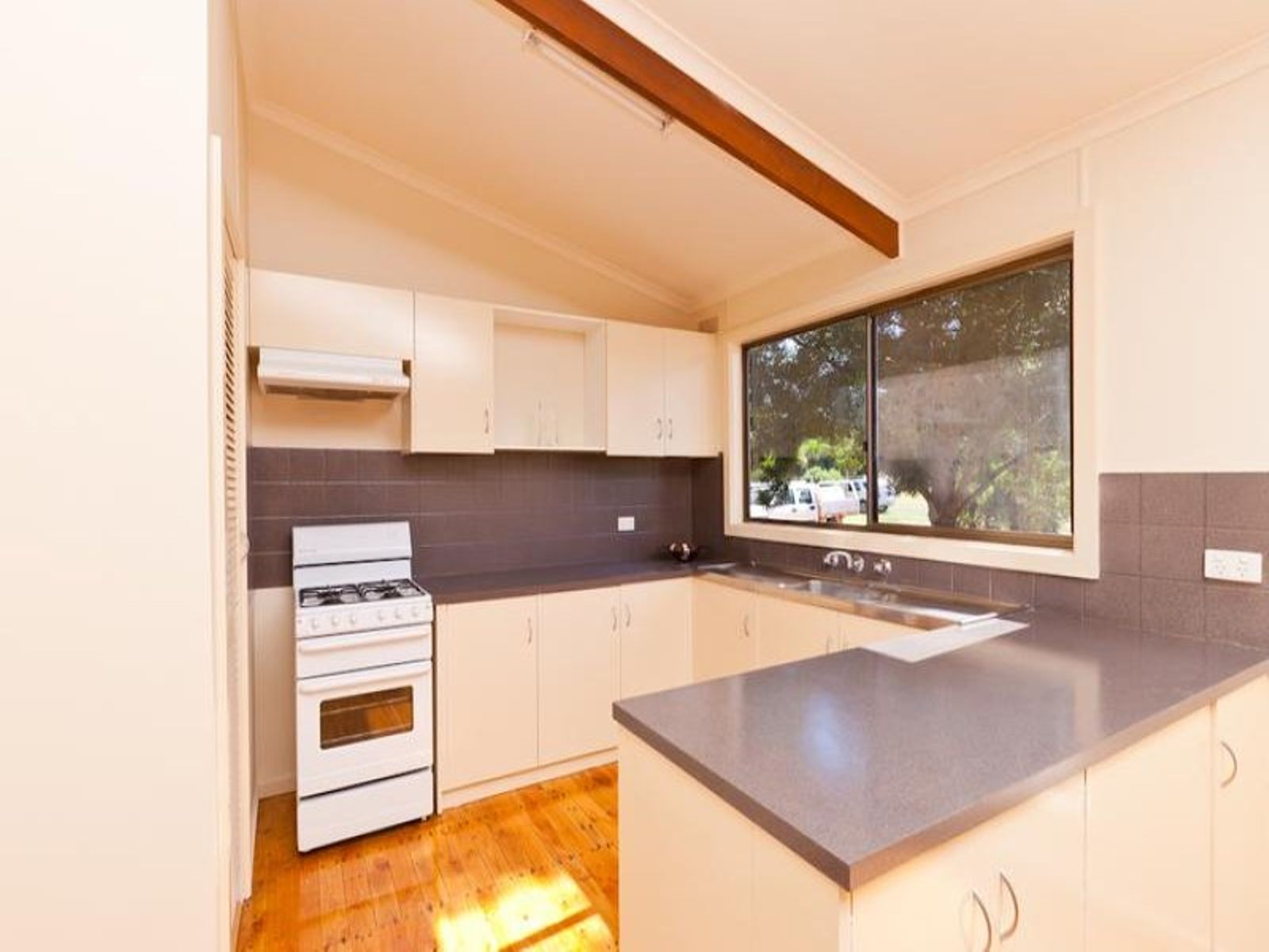687 Cureton Avenue, Nichols Point - Thumbnail 3
