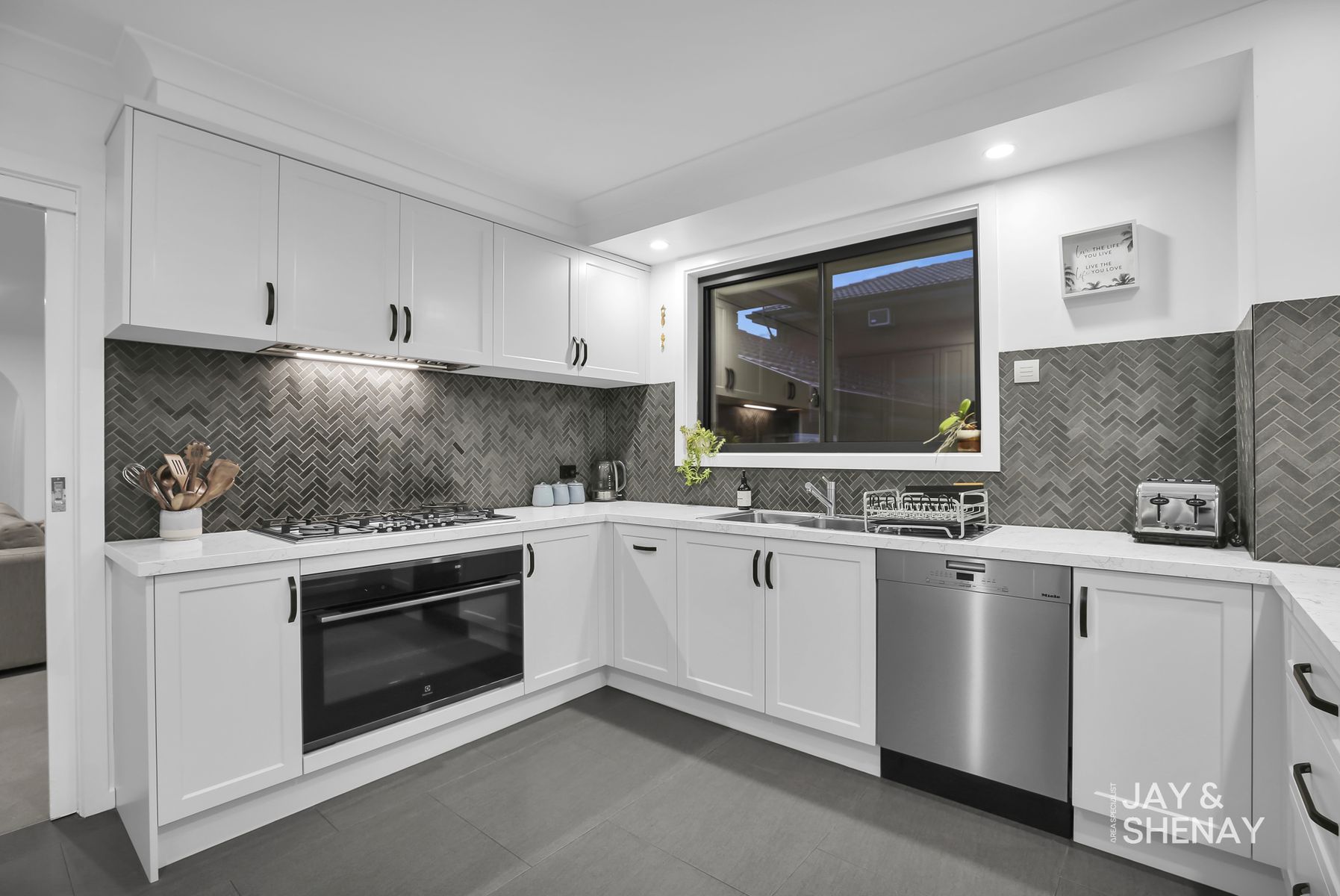 37 Endeavour Crescent, Endeavour Hills, VIC 3802, Endeavour Hills - Thumbnail 4