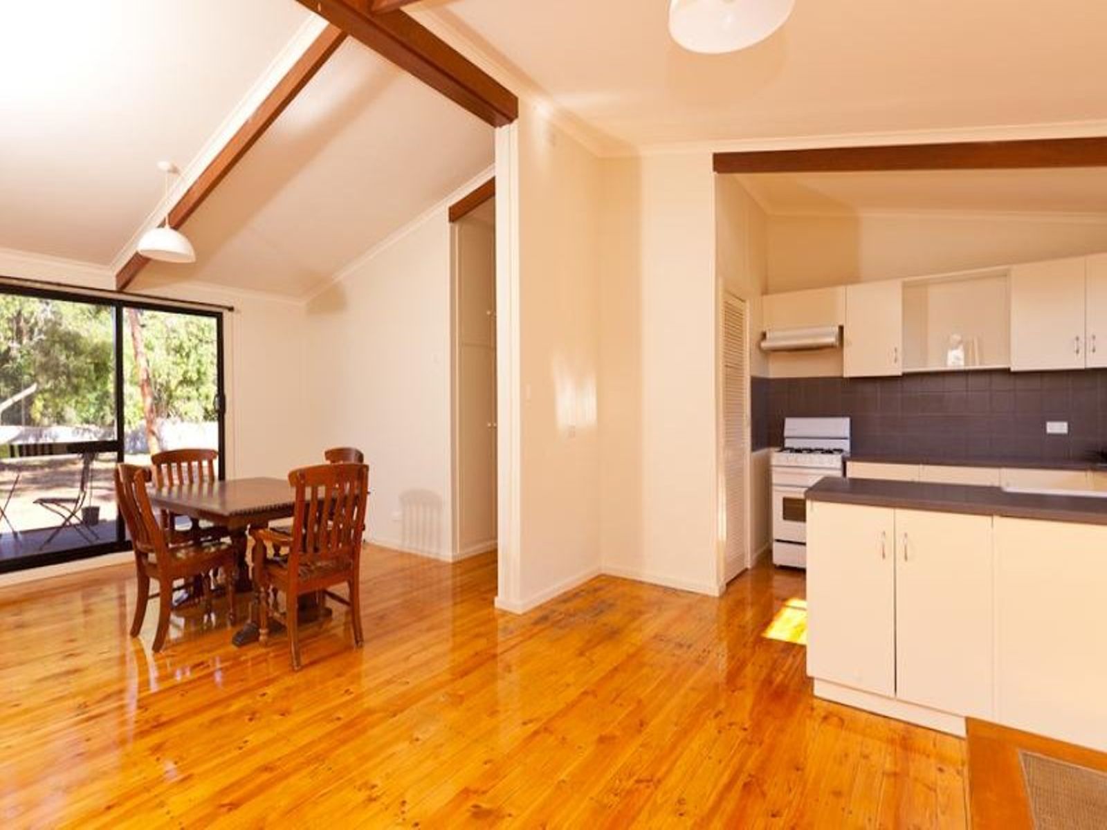 687 Cureton Avenue, Nichols Point - Thumbnail 4