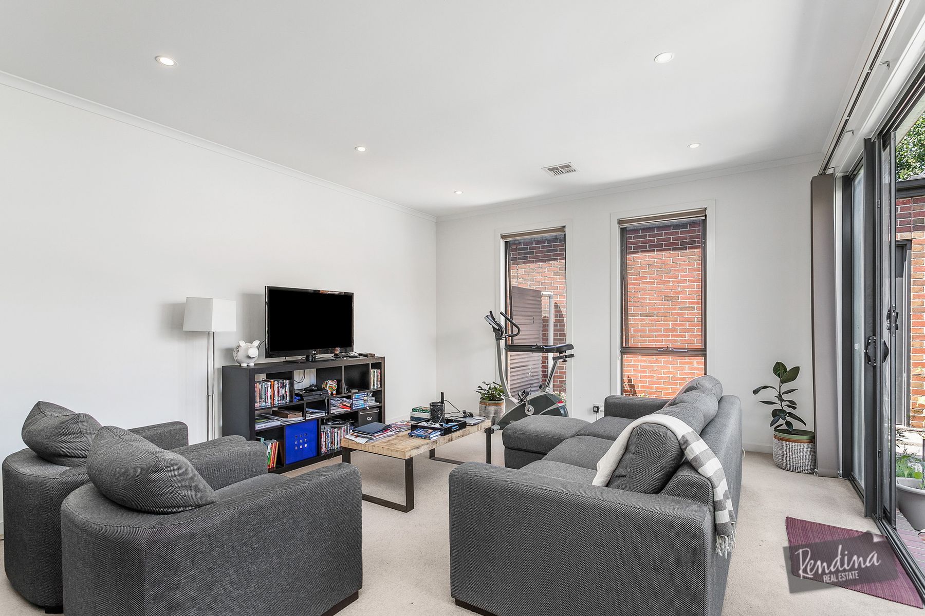 8 Beaurepaire Parade, Footscray - Thumbnail 3