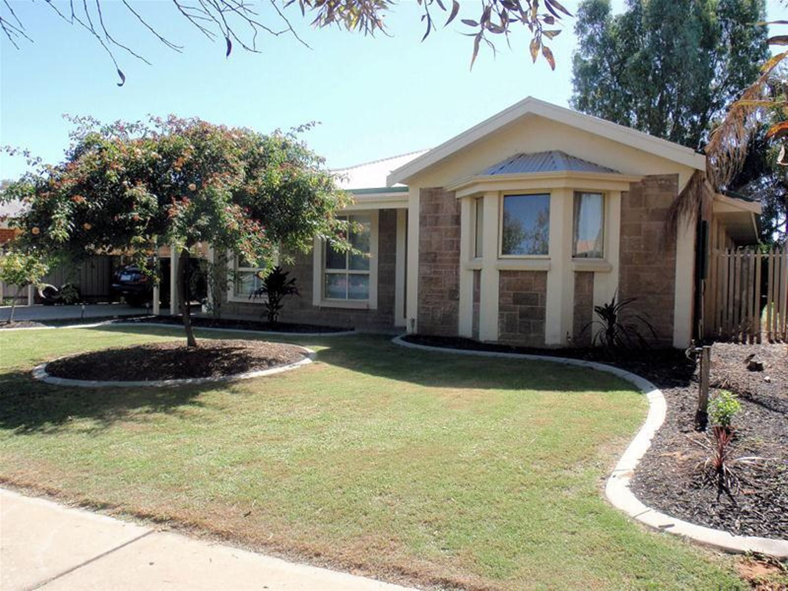 2 Macquarie Court