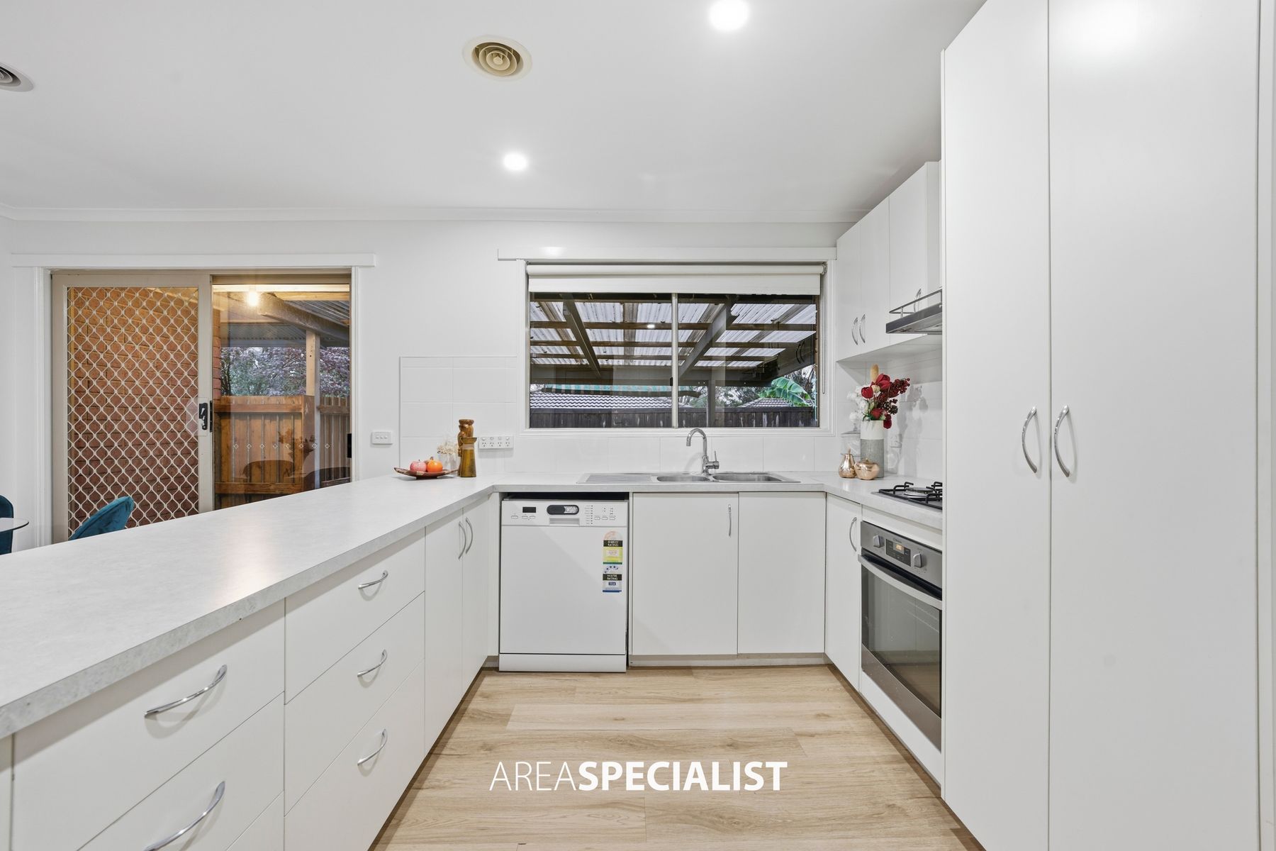 2 Knowing Close, Cranbourne West, Cranbourne West - Thumbnail 7