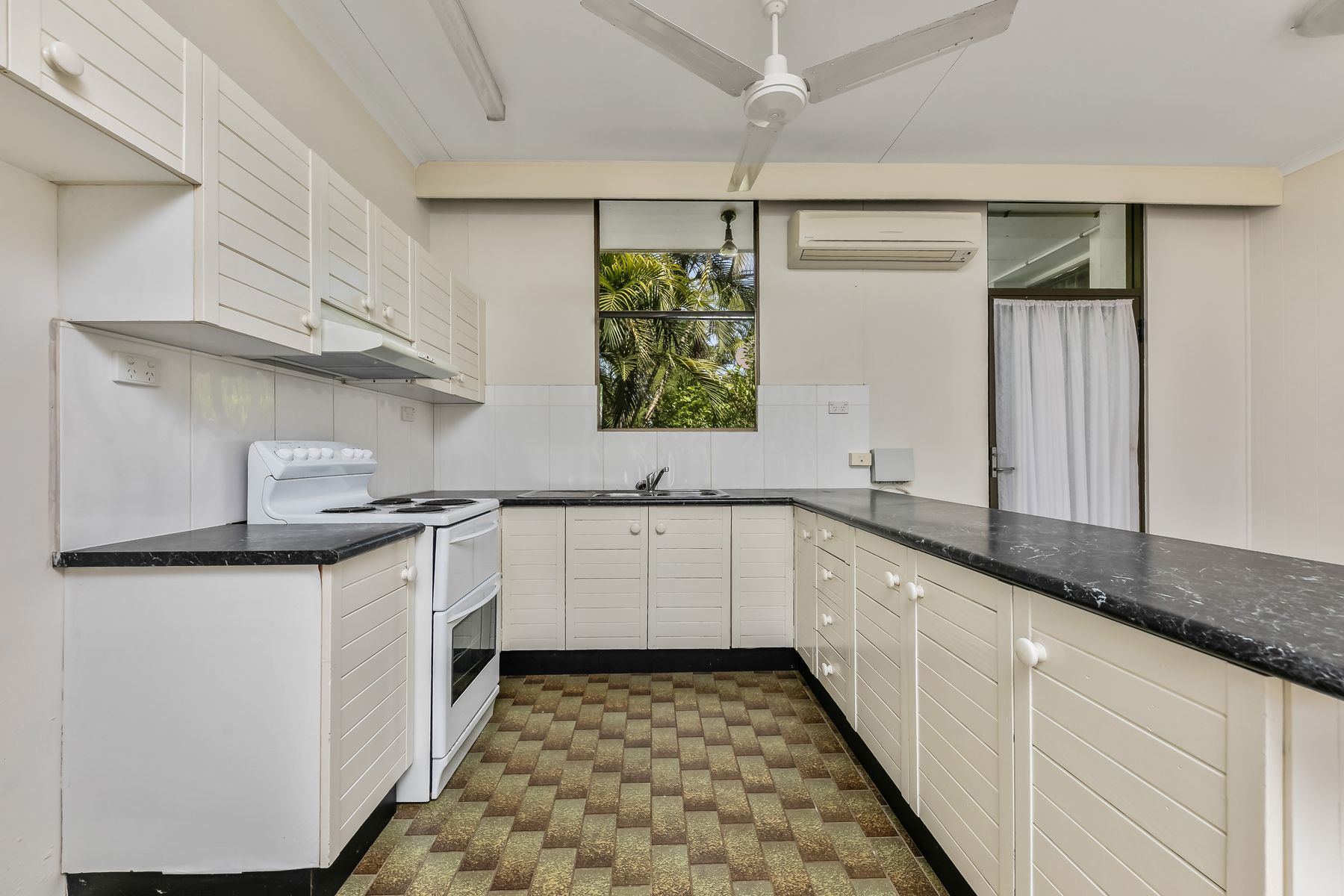 2/10 Sandalwood Street, Nightcliff NT 0810, Nightcliff - Thumbnail 2