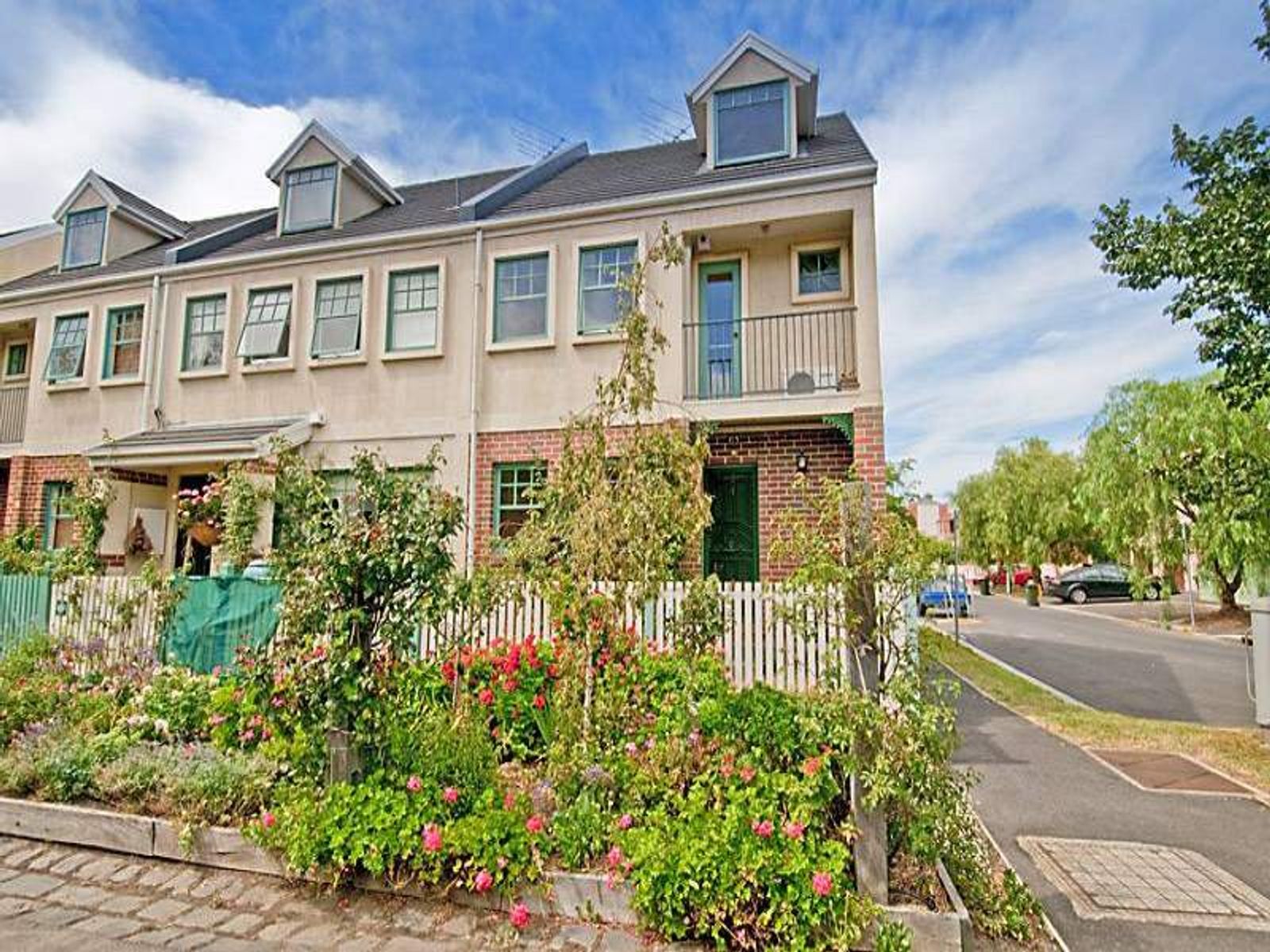 24 Gardner Lane, Kensington - Thumbnail 2