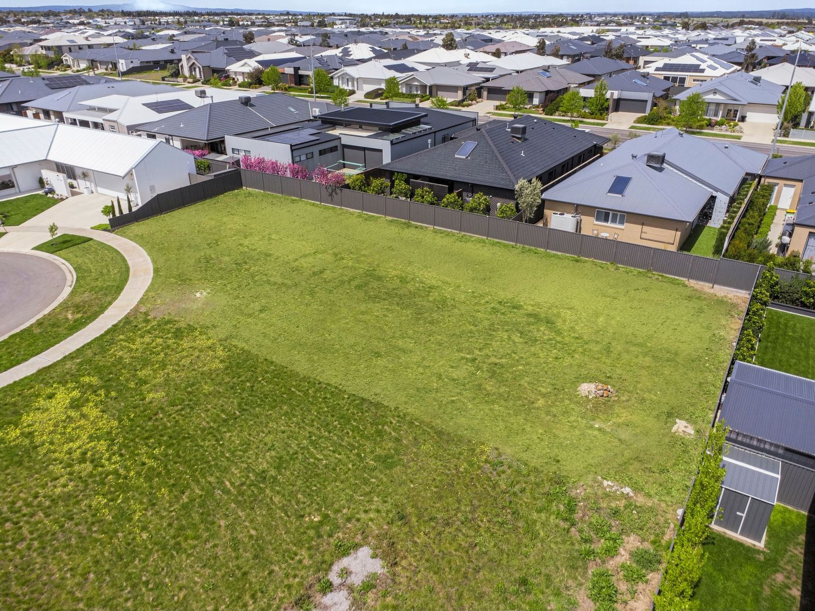 4 Llewellyn Court, Lucas - Image 1