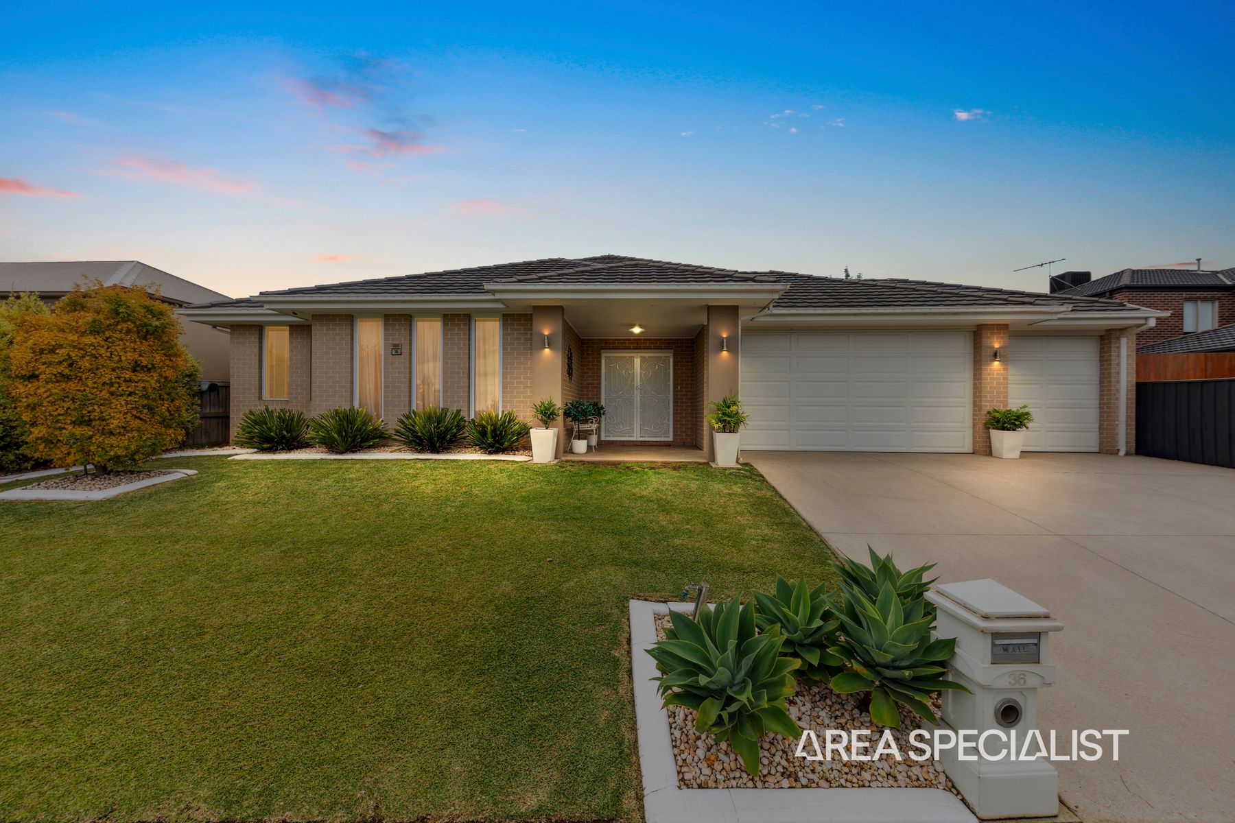 36 McGarvie Crescent, Pakenham, VIC 3810, Pakenham - Thumbnail 2