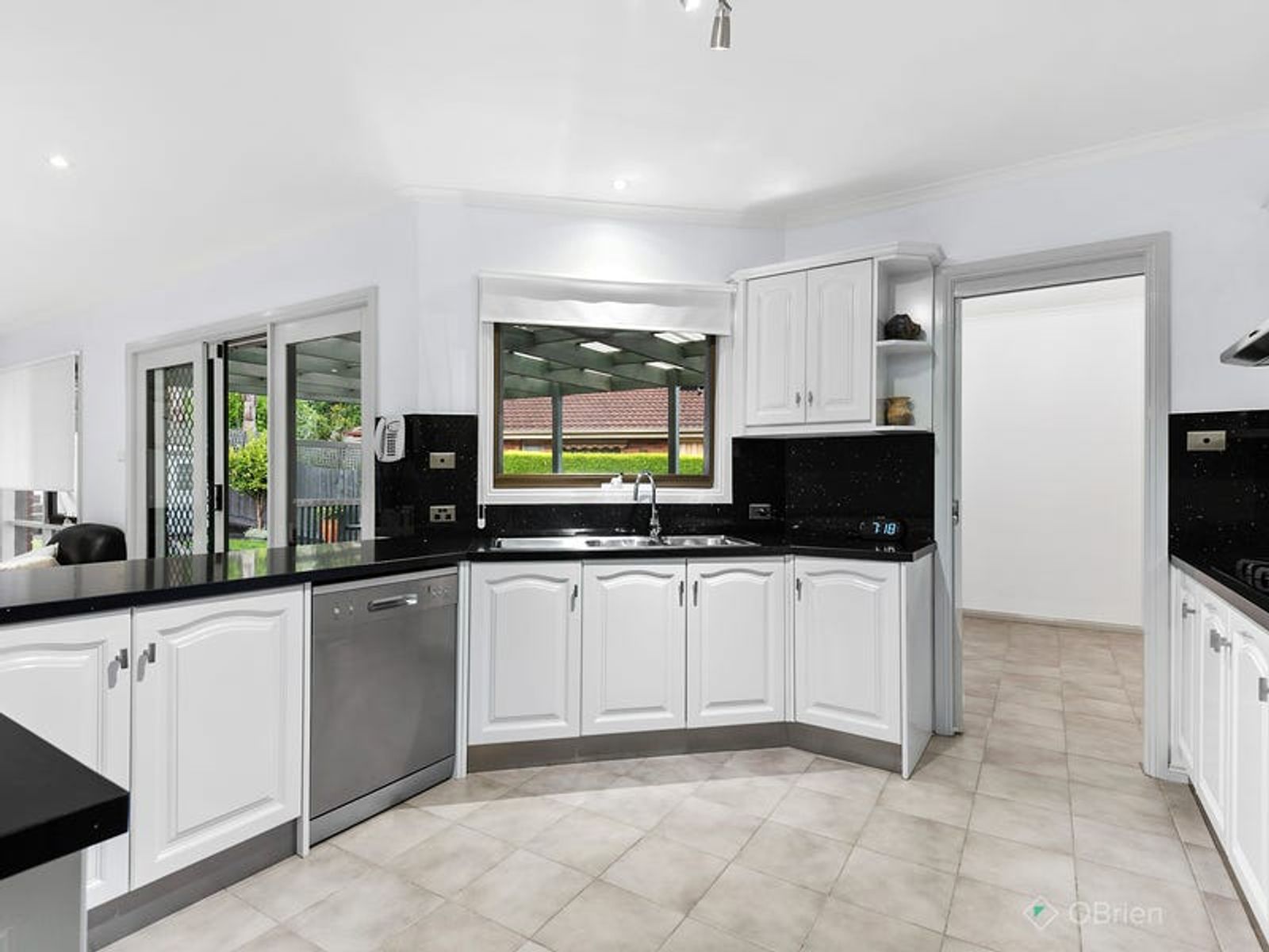 26 John Hunter Drive, Endeavour Hills, VIC 3802, Endeavour Hills - Thumbnail 2