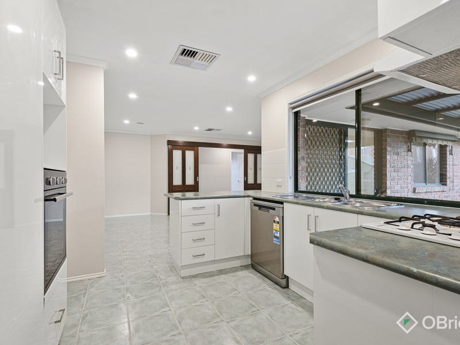 4 Sir Harold Close, Endeavour Hills, VIC 3802, Endeavour Hills - Thumbnail 3
