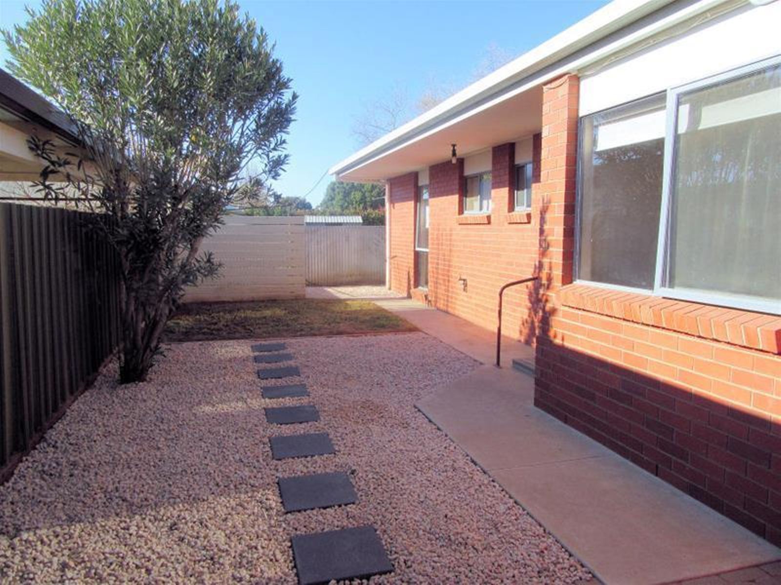 2/18 De Garis Drive, Mildura - Image 1