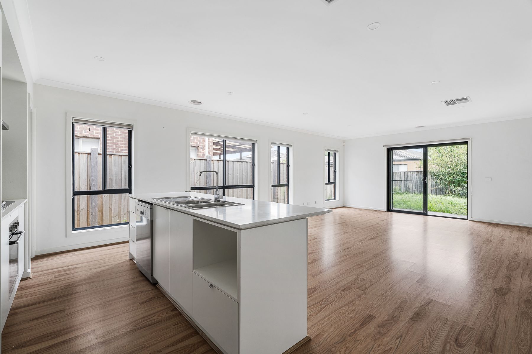 30 Roundhay Crescent, Point Cook, VIC 3030, Point Cook - Thumbnail 2