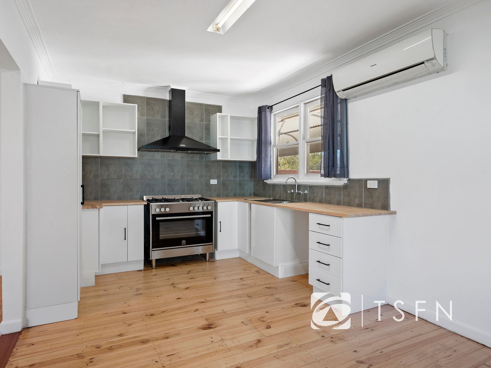011 Open2view ID948361 14 Green Street