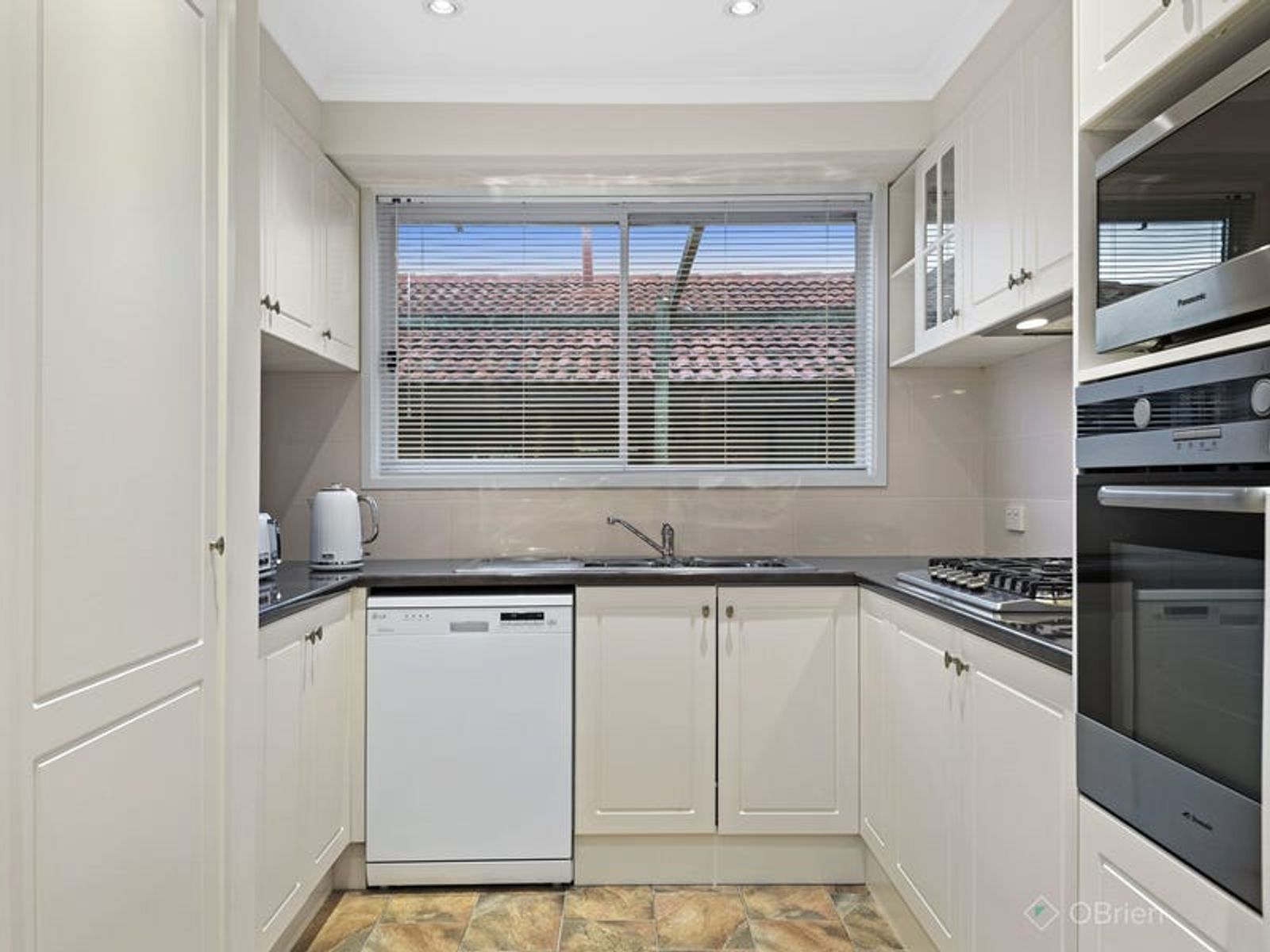 56 Sydney Parkinsons Avenue, Endeavour Hills, VIC 3802, Endeavour Hills - Thumbnail 2