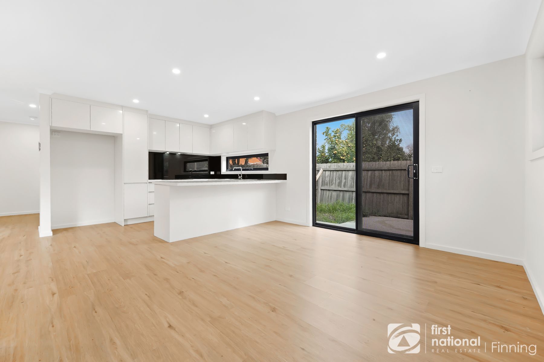 2/3 Hazelwood Avenue, Cranbourne North VIC 3977, Cranbourne North - Thumbnail 3