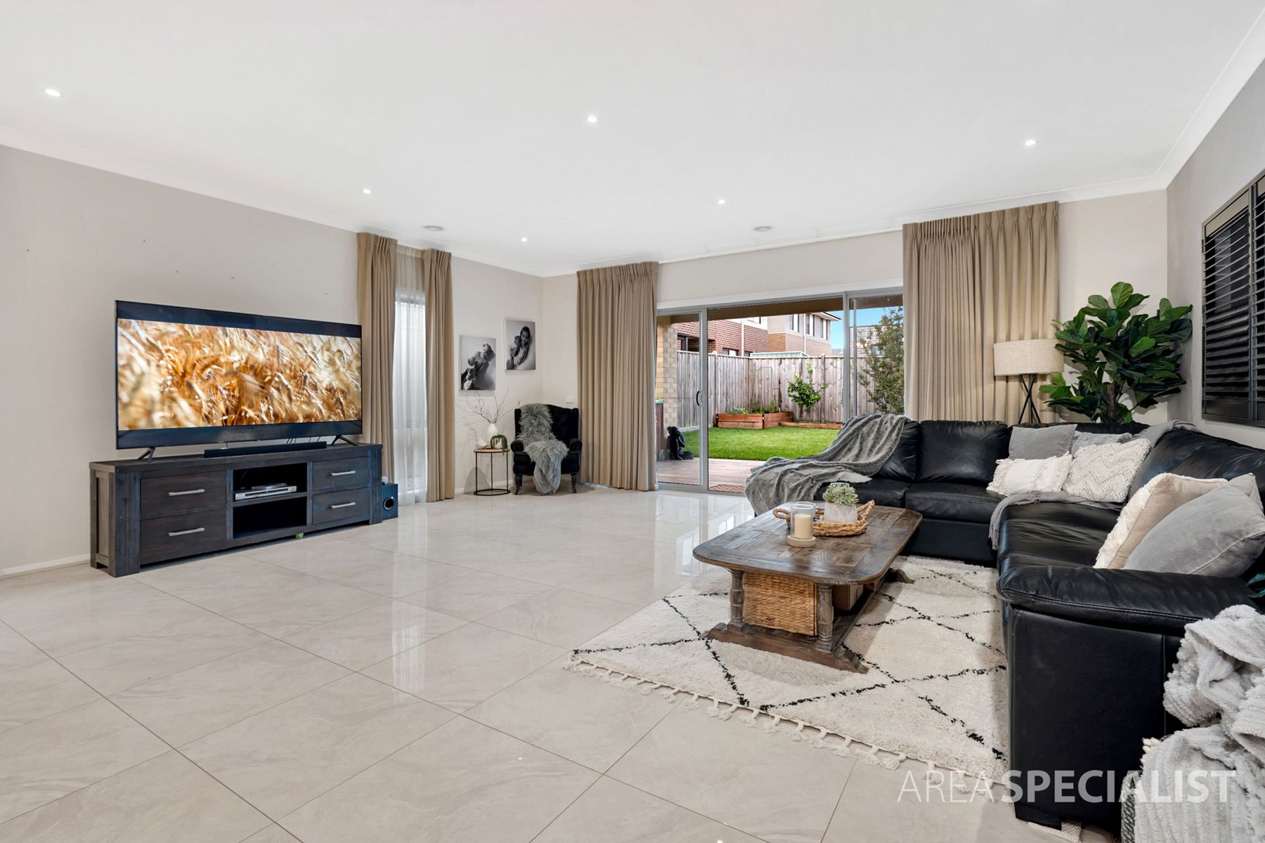 209 Heather Grove, Clyde North, VIC 3978, Clyde North - Thumbnail 2