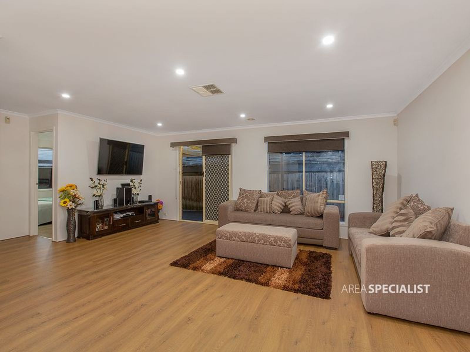 21 Scarborough Drive, Narre Warren South, VIC 3805, Narre Warren South - Thumbnail 2