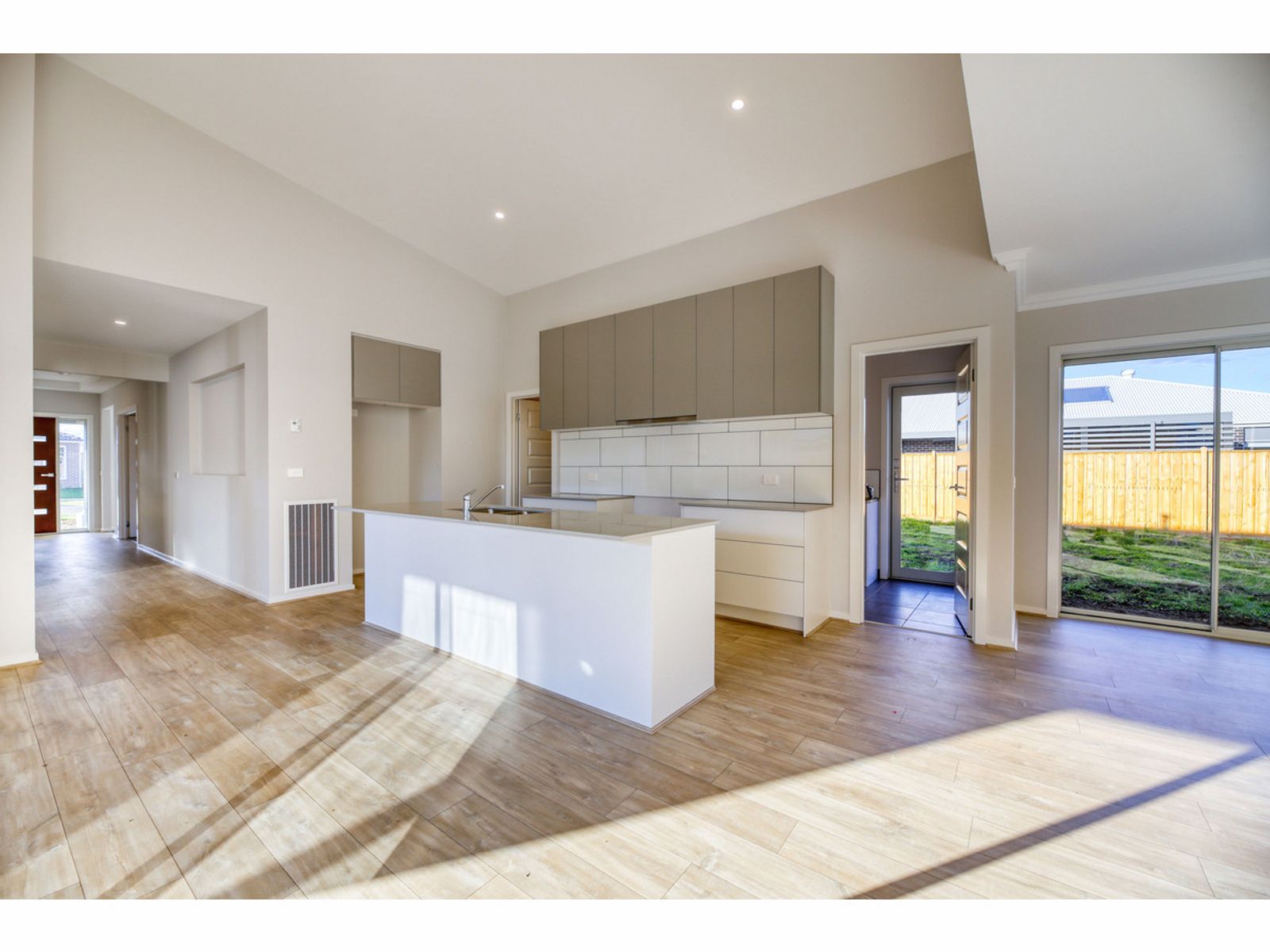 10 Bentley Street, Warragul, VIC 3820, Warragul - Thumbnail 2