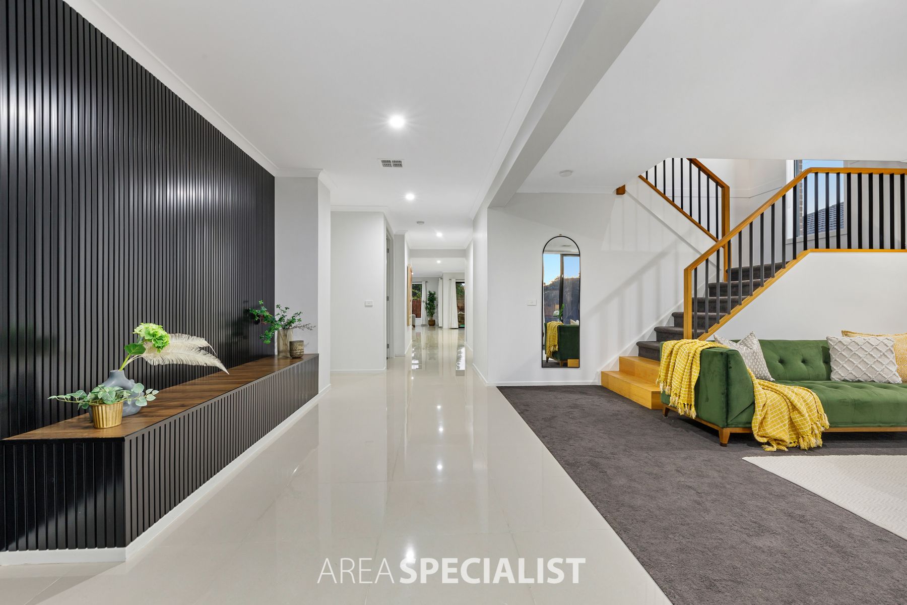 17 Hull Crescent, Pakenham, VIC 3810, Pakenham - Thumbnail 2