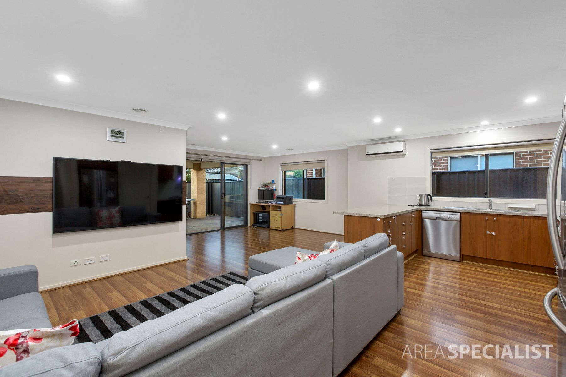 22 Calabrese Circuit, Clyde North, VIC 3978, Clyde North - Thumbnail 3