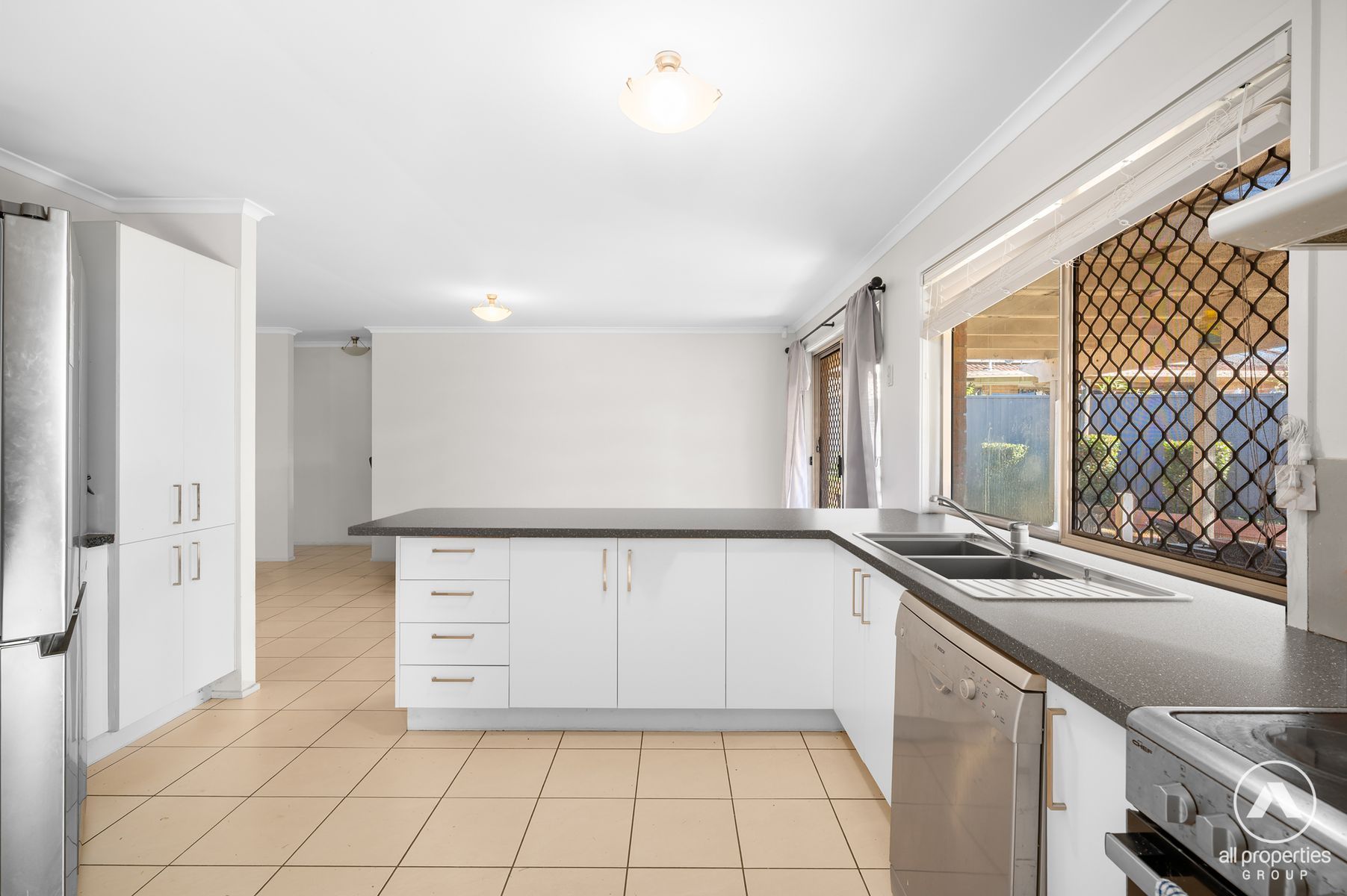 15 Mooloolah Court, Hillcrest QLD 4118, Hillcrest - Thumbnail 8