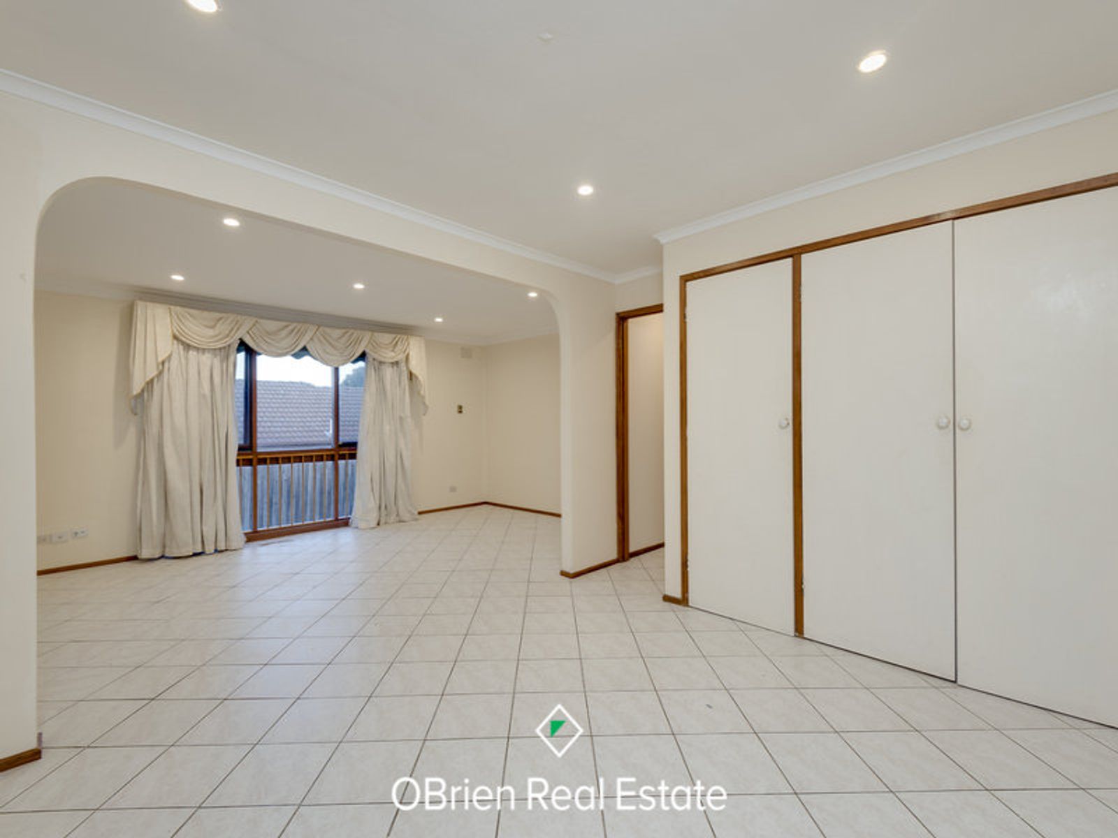 40 Ravenhill Crescent, Endeavour Hills, VIC 3802, Endeavour Hills - Thumbnail 2