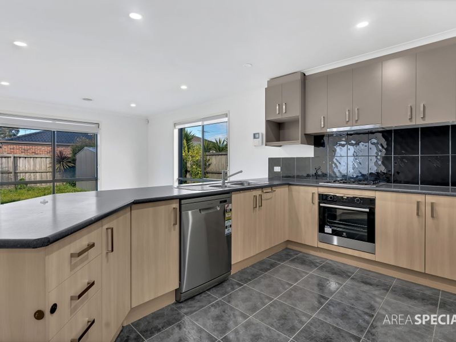 10 Dryandra Place, Cranbourne, Cranbourne - Thumbnail 2