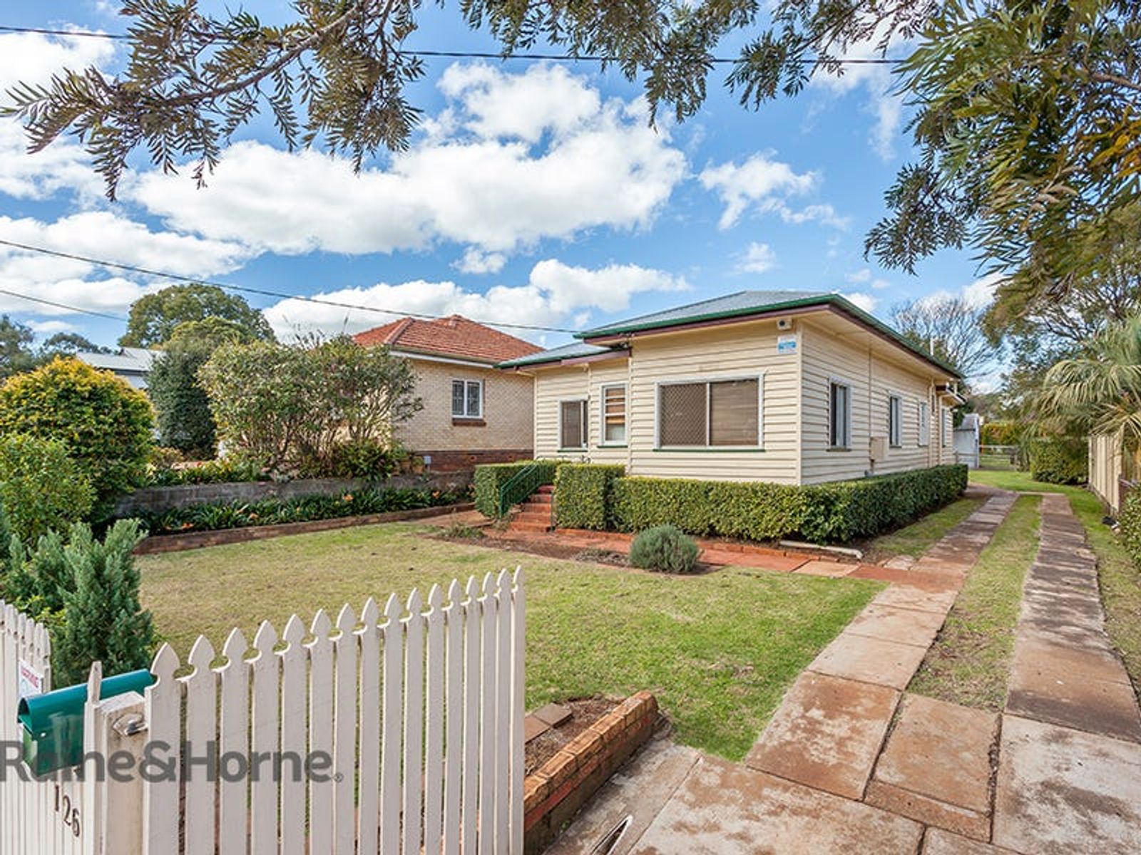 126 Stuart Street, Mount Lofty QLD 4350