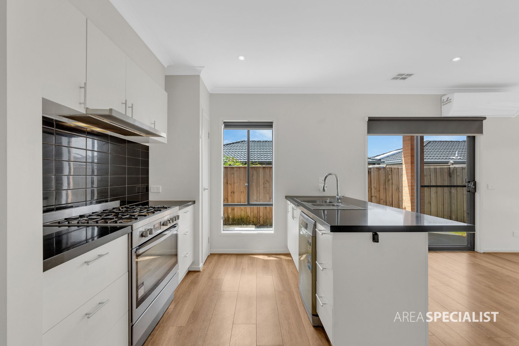 14 Romulus Crescent, Cranbourne West, Cranbourne West - Thumbnail 2