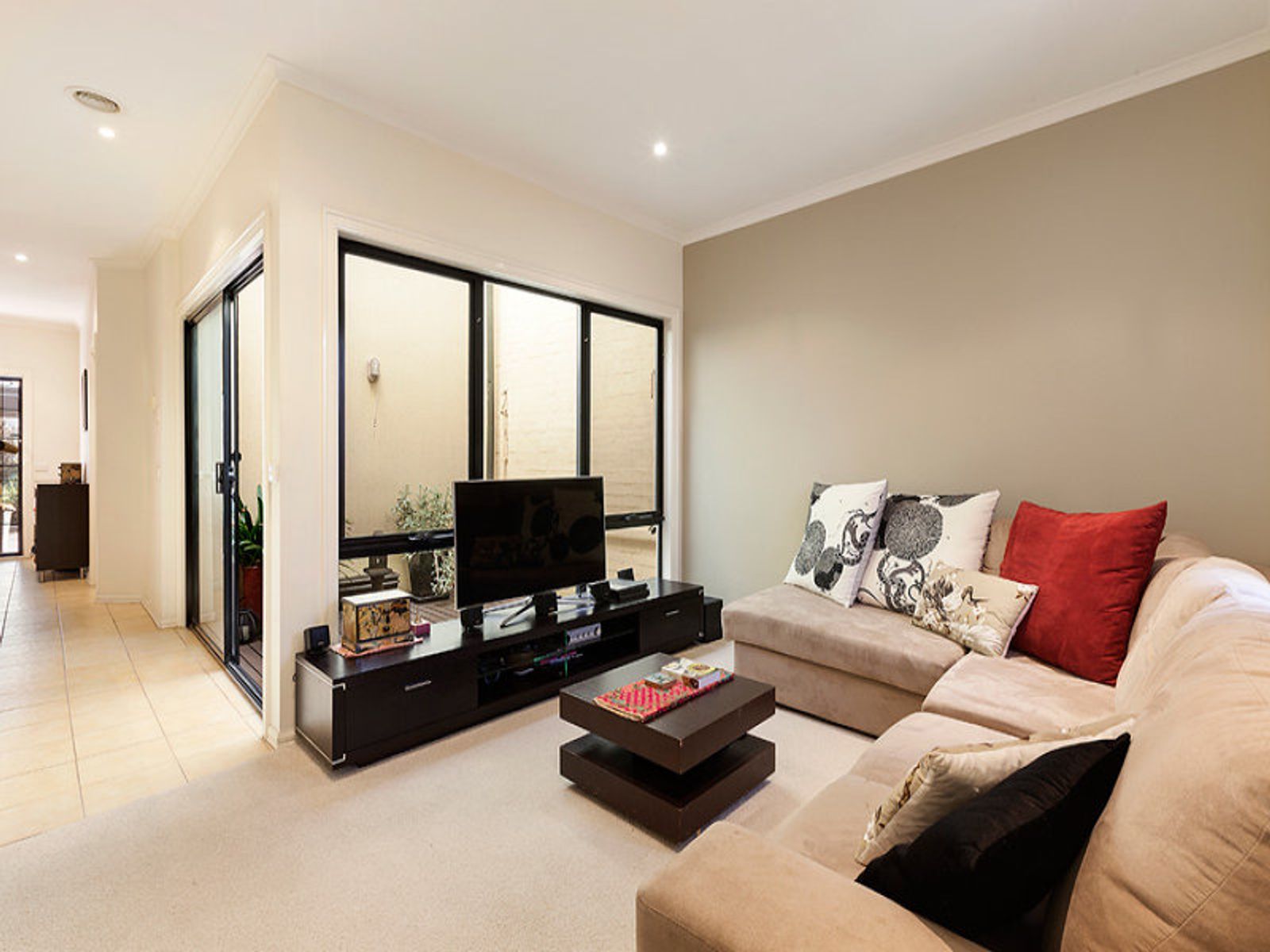 17 Taylor Mews, Kensington - Thumbnail 2
