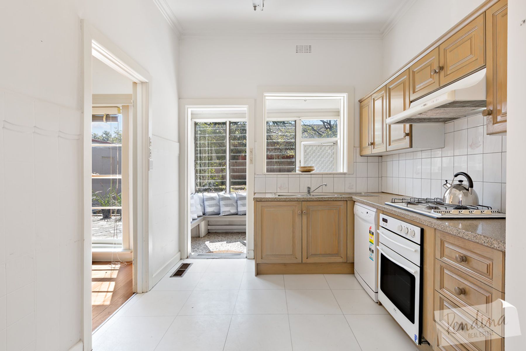 118 Woodland Street, Strathmore - Thumbnail 2