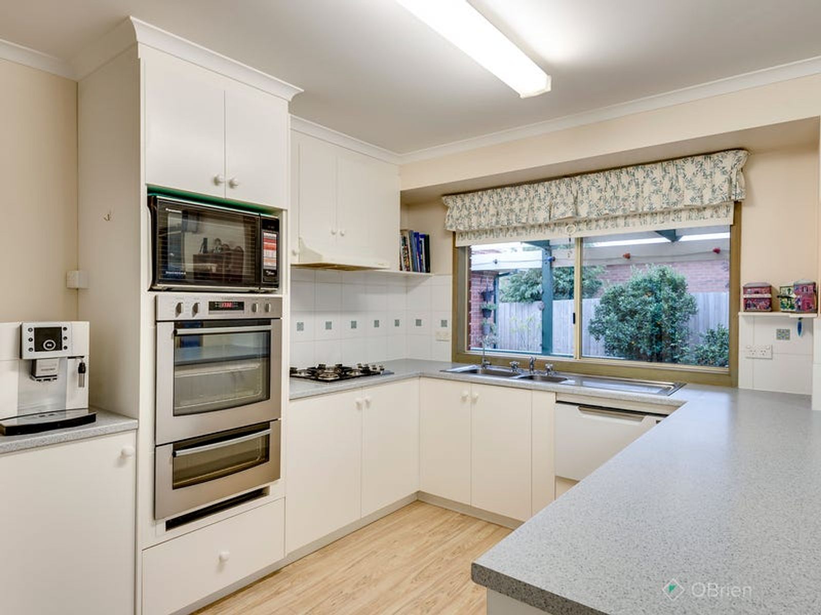14 Showjump Crescent, Endeavour Hills, VIC 3802, Endeavour Hills - Thumbnail 2