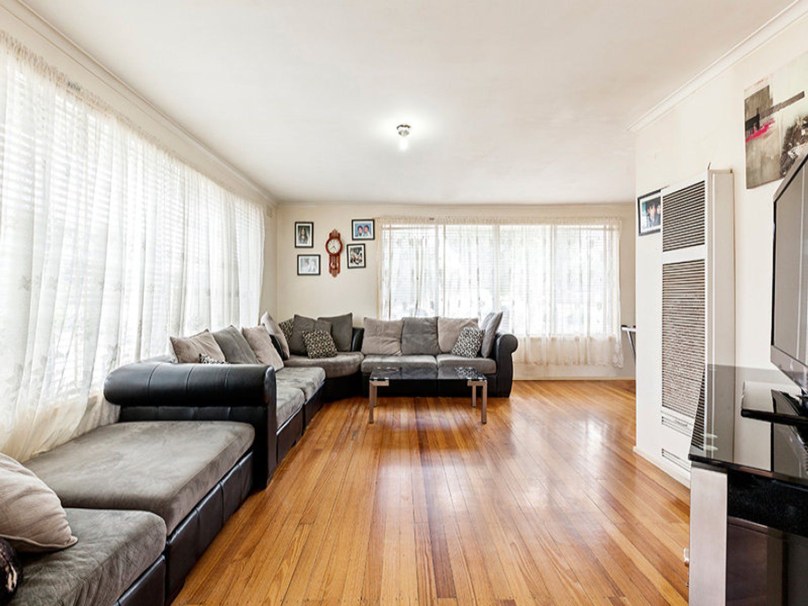 30 Goodwood Crescent, Gladstone Park - Thumbnail 3