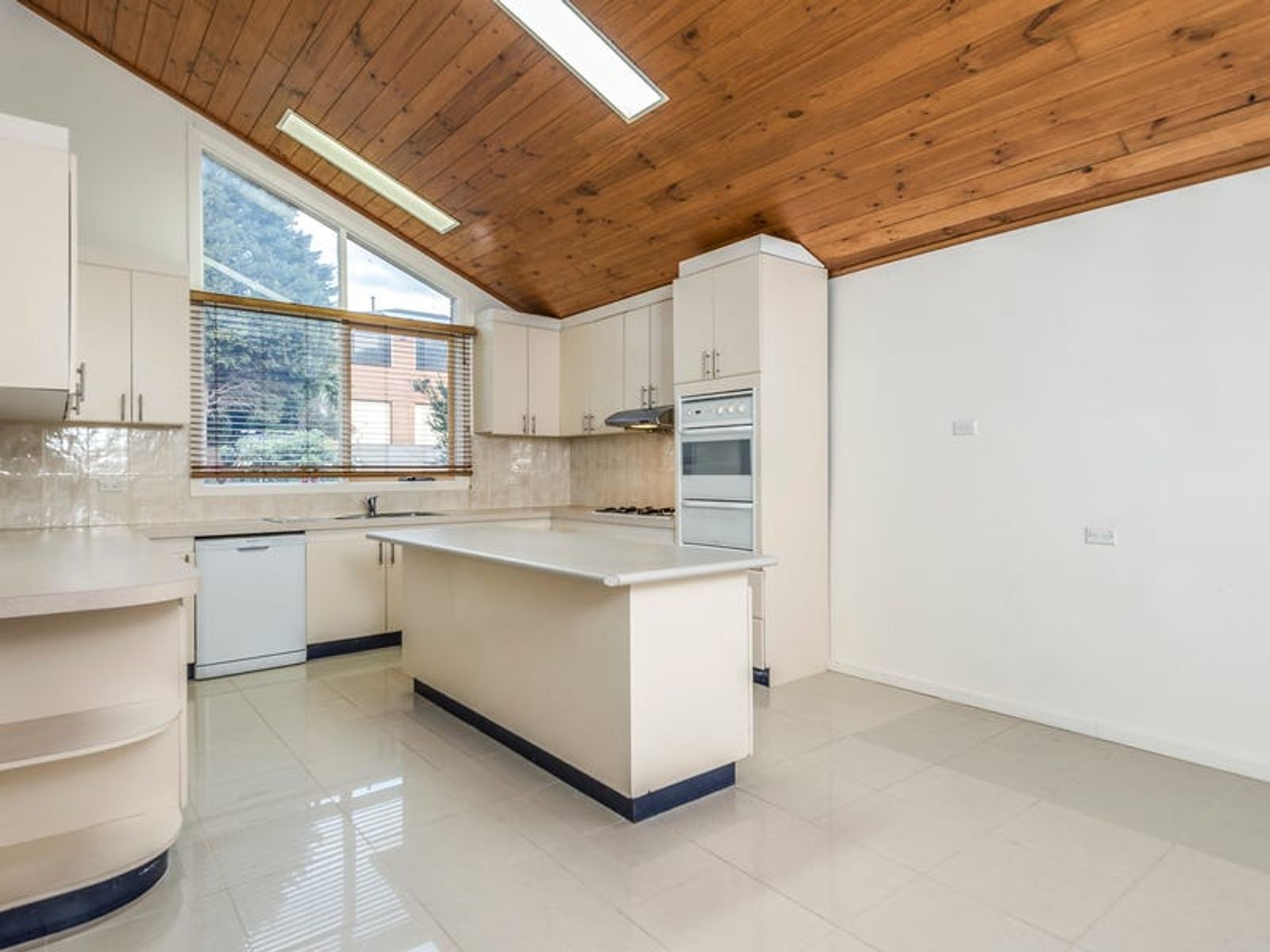6 Dozey Place, Endeavour Hills, VIC 3802, Endeavour Hills - Thumbnail 2