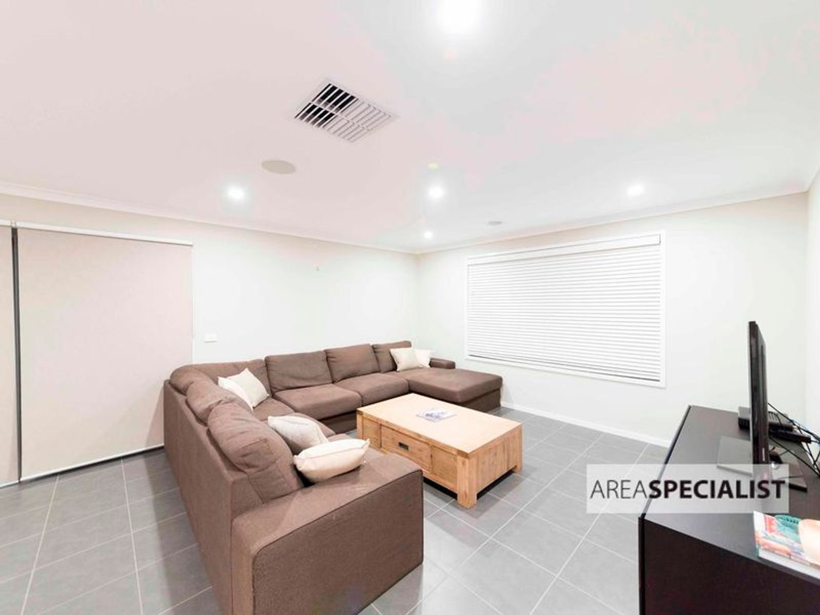 35 Mariposa Grove, Cranbourne, VIC 3977, Cranbourne - Thumbnail 2