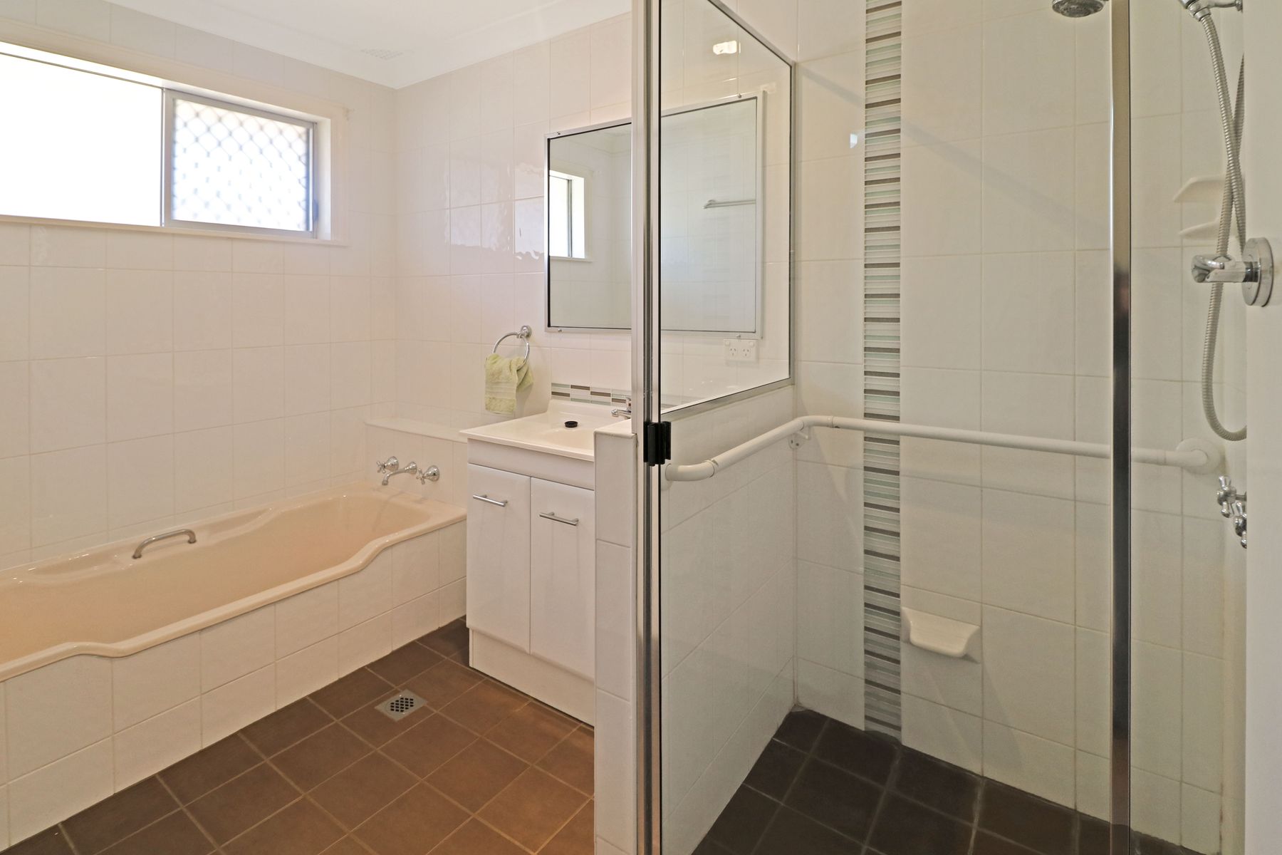 10 Lindsay Avenue, Glen Innes NSW 2370, Glen Innes - Thumbnail 3