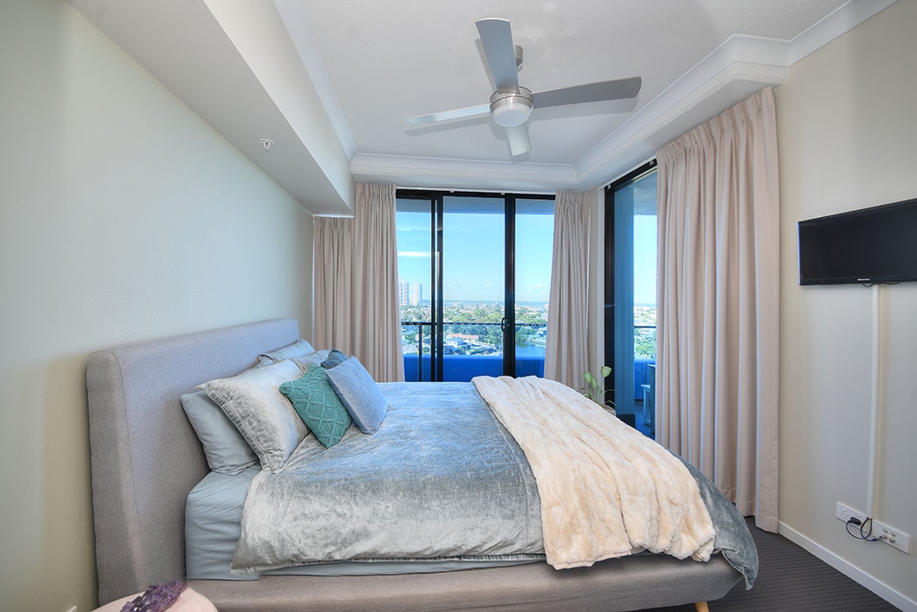 21004 5 Harbour side court Biggera Waters Anna Tang Best Agent 9