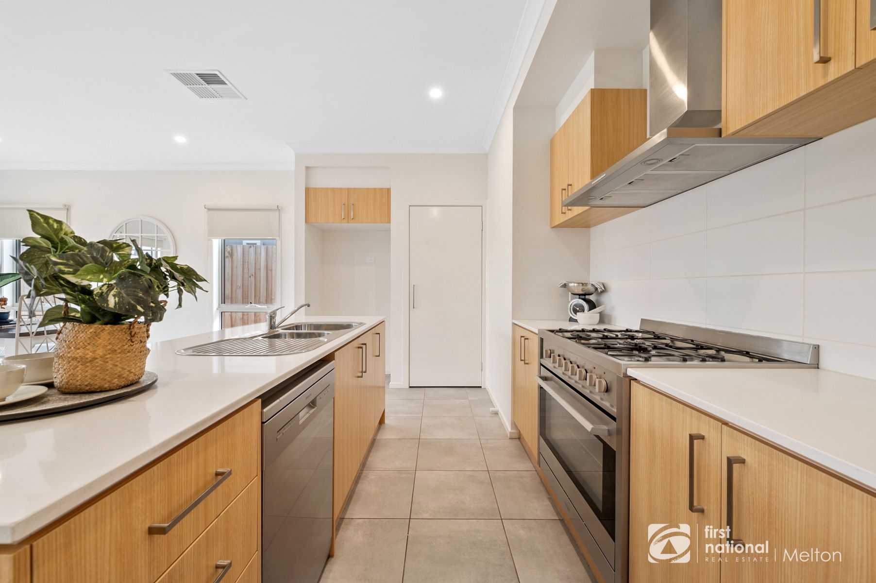16 CROWLANDS CIRCUIT, Eynesbury VIC 3338, Eynesbury - Thumbnail 2