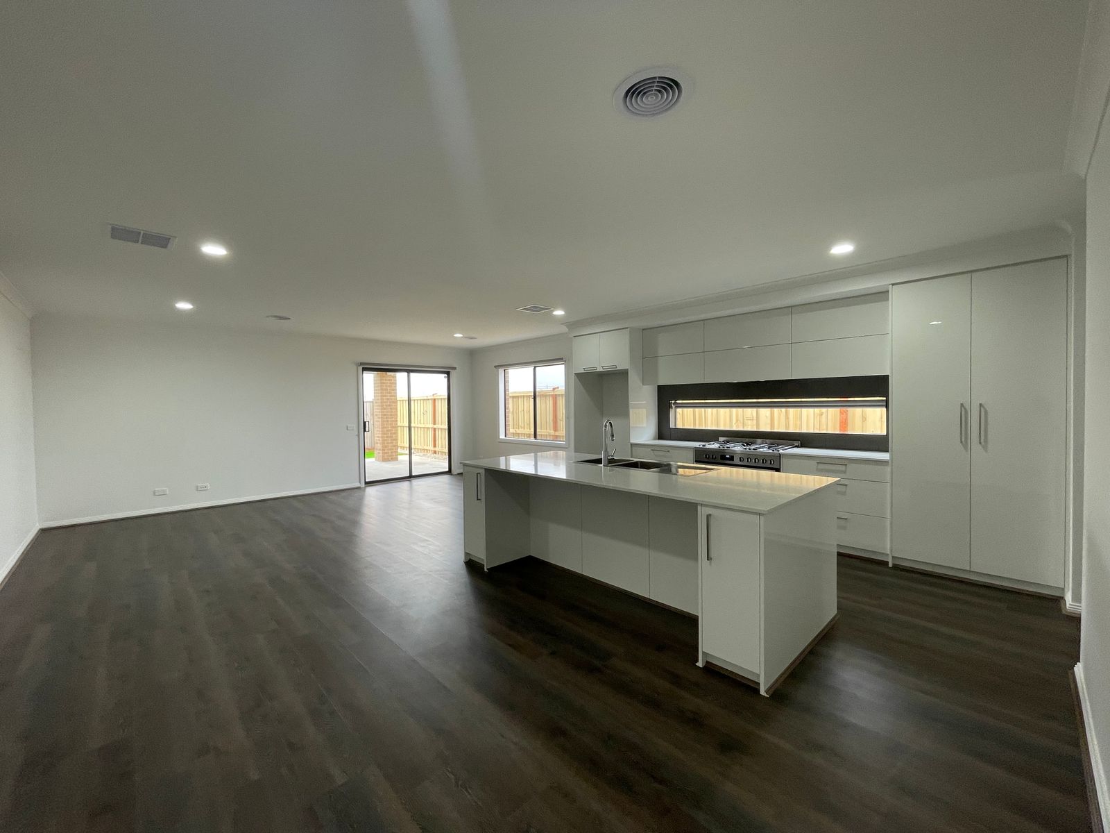 182 Saric Street, Fraser Rise VIC 3336, Fraser Rise - Thumbnail 2