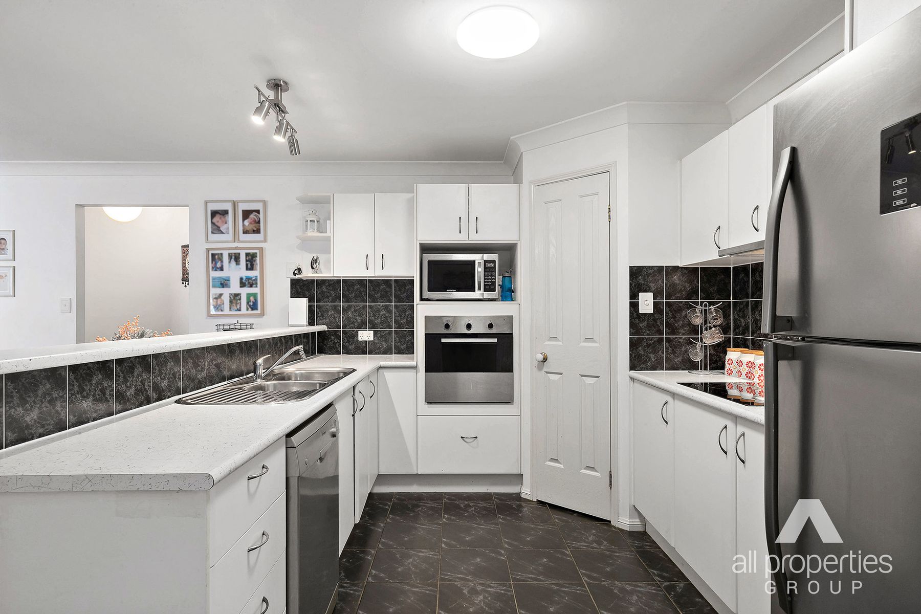 27 Dampier Crescent, Drewvale QLD 4116, Drewvale - Thumbnail 2