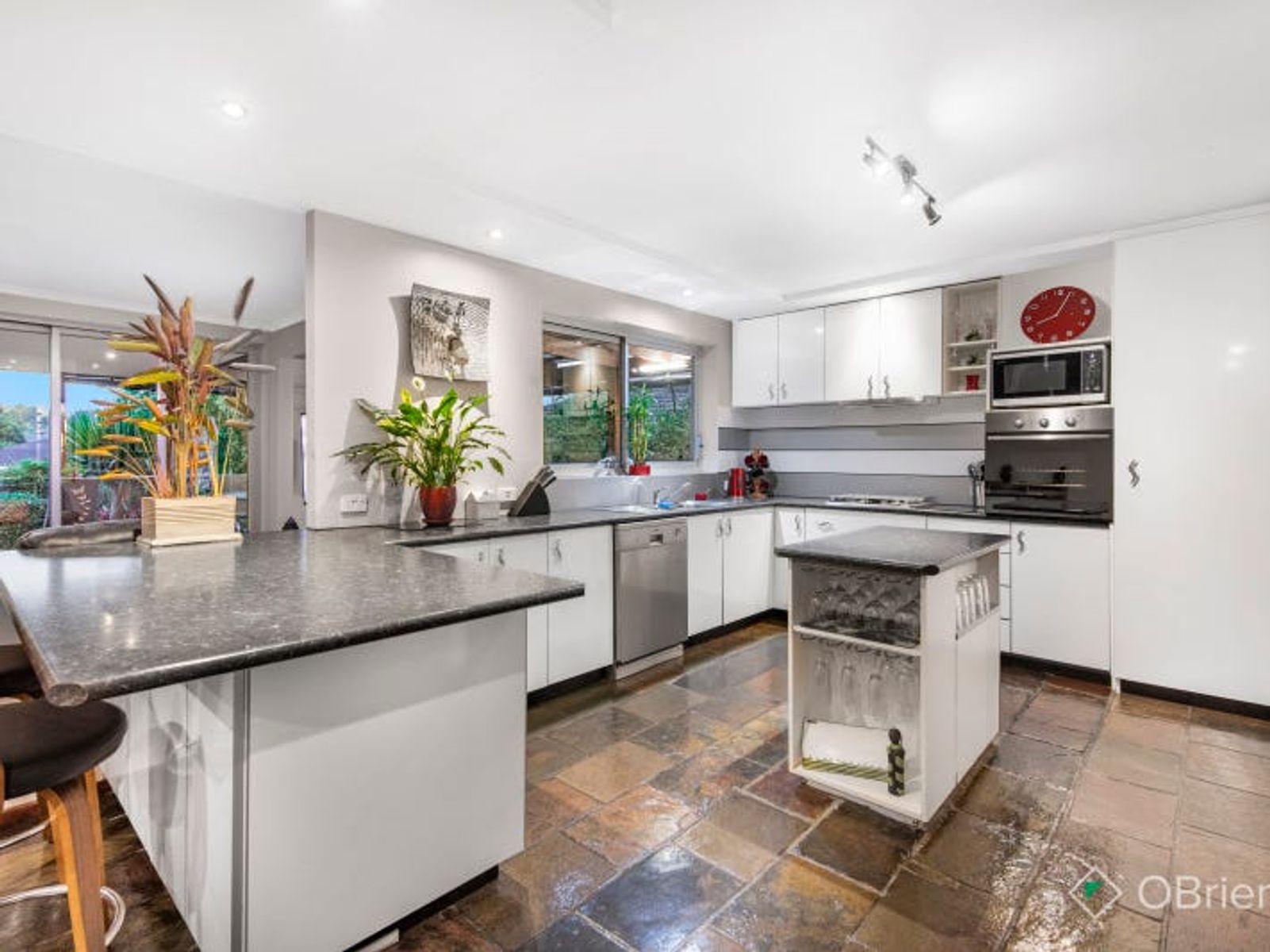 4 Mossvale Close, Endeavour Hills, VIC 3802, Endeavour Hills - Thumbnail 2